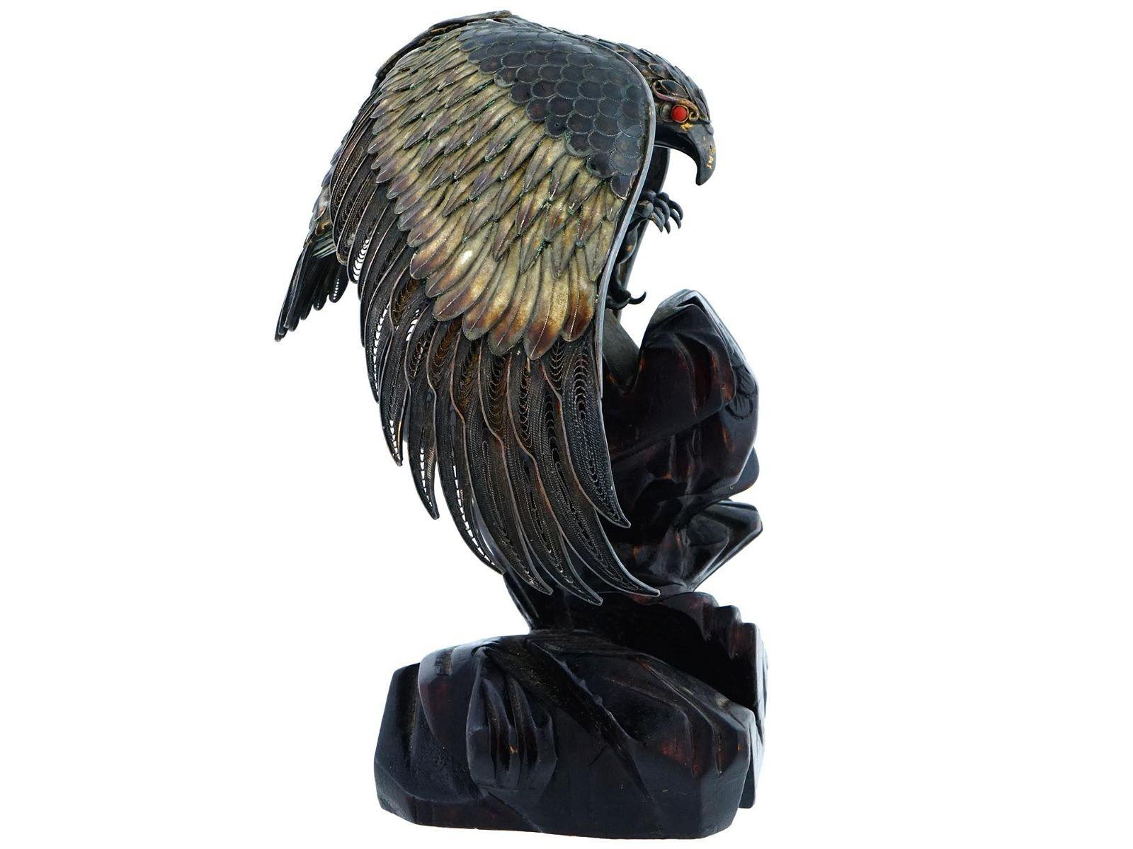 Figurilla vintage de águila con filigrana de esmalte y plata sobre peana siglo XX