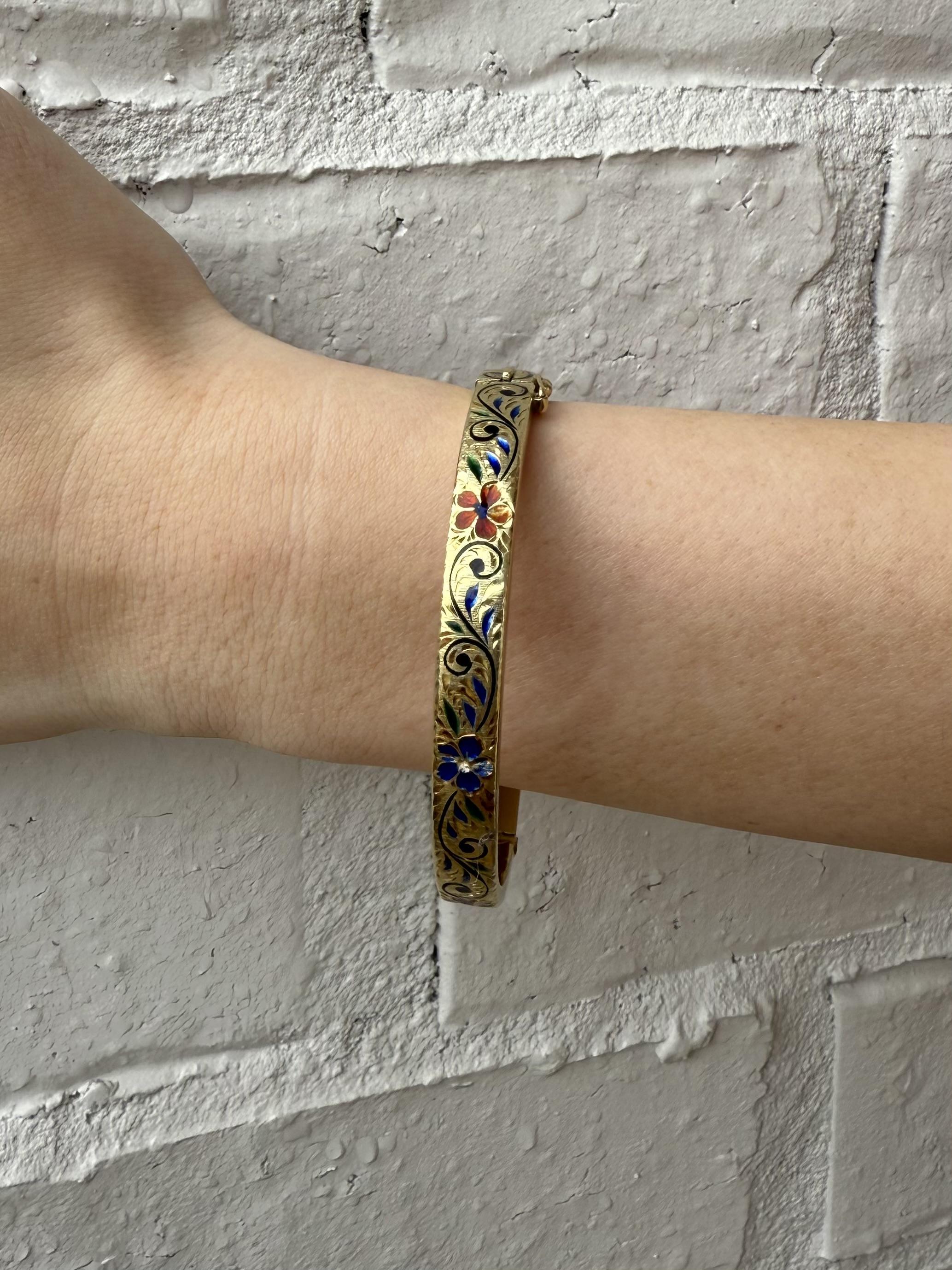 Nous adorons ce joli bracelet en émail !

Détails du bracelet
Matériau : Or jaune 14K
Époque : Rétro 1940 - 1960
Largeur : 7 mm
Poids : 13,2 grammes
Taille du poignet : Environ 7 pouces

Présence d'une légère perte d'émail qui n'affecte pas la