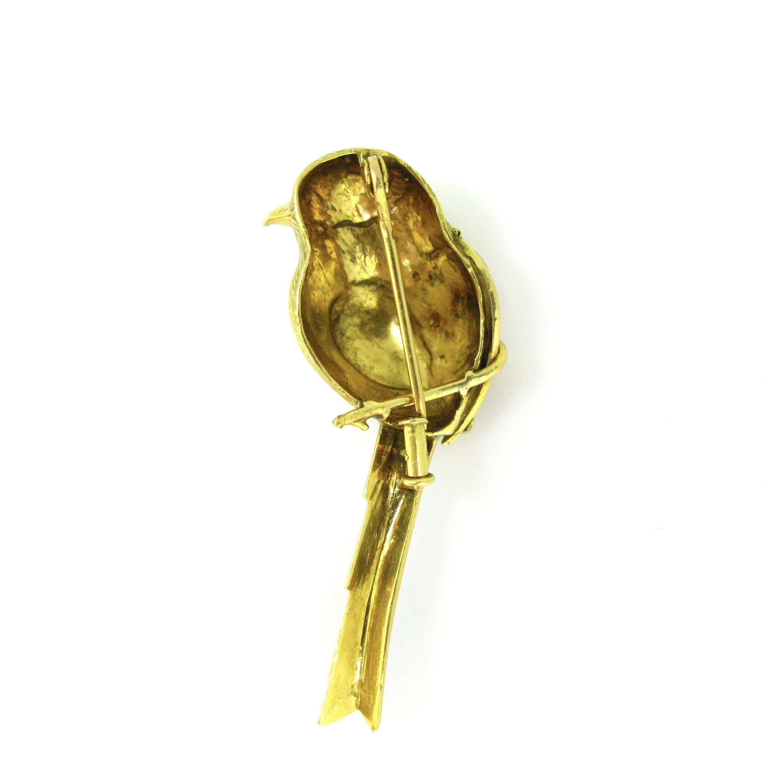 Broche vintage oiseau sur branche en émail sur or jaune 18 carats, France, vers 1960 Unisexe en vente