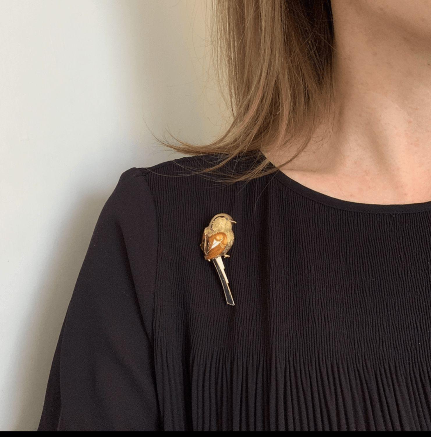 Vintage Enamel Bird on a Branch Brooch, 18kt Yellow Gold, France, circa 1960 For Sale 1