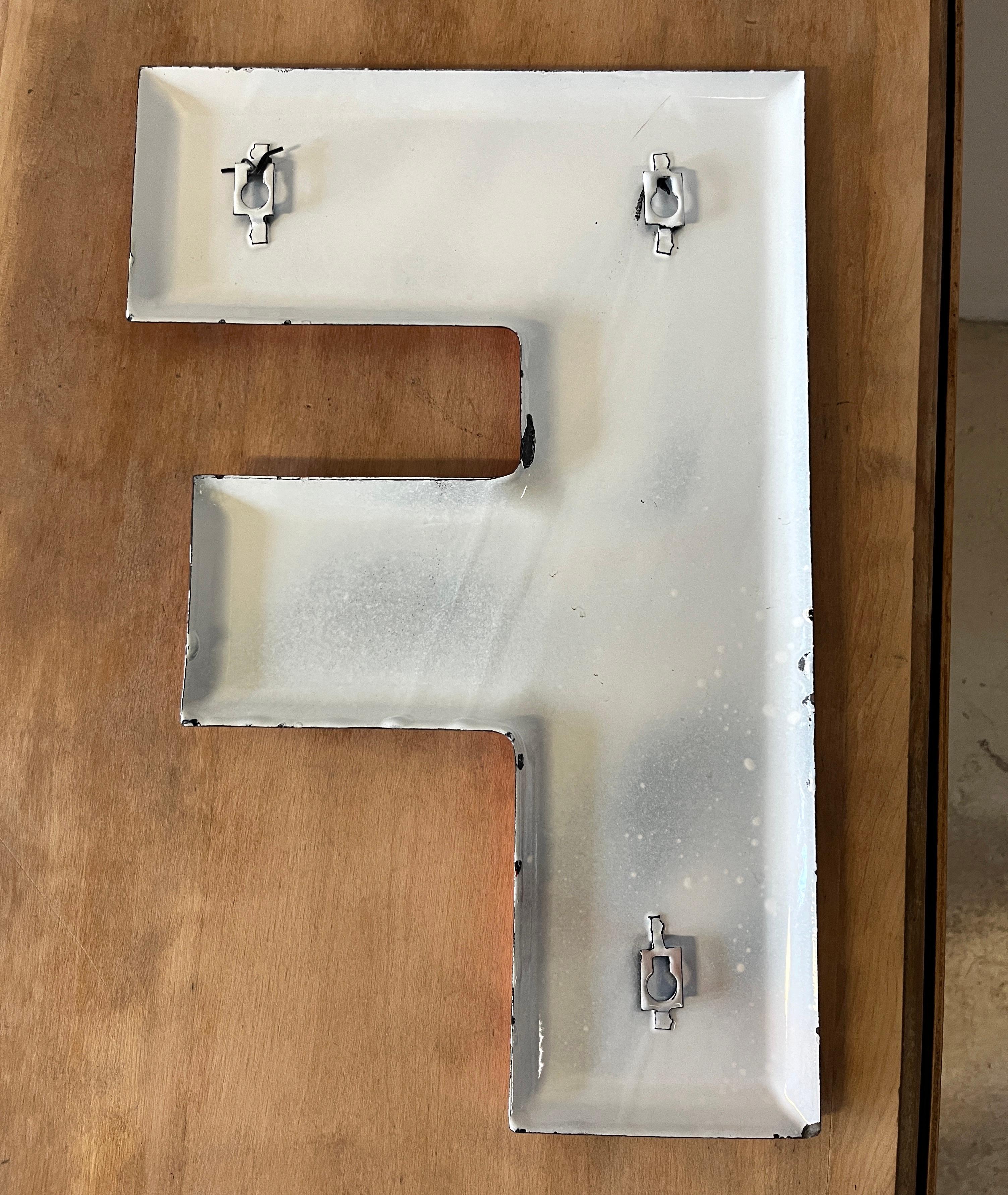 Lustiger, großer, orangefarbener Emaille-Großbuchstabe F, aus robustem Metall. Von einer coolen Markise oder einem Schild. Kräftige Farbgebung in primärem Orange. Serifenlose Schrift. Mehrfache Verwendung! Sehr robust und solide. Drei Aufhängepunkte