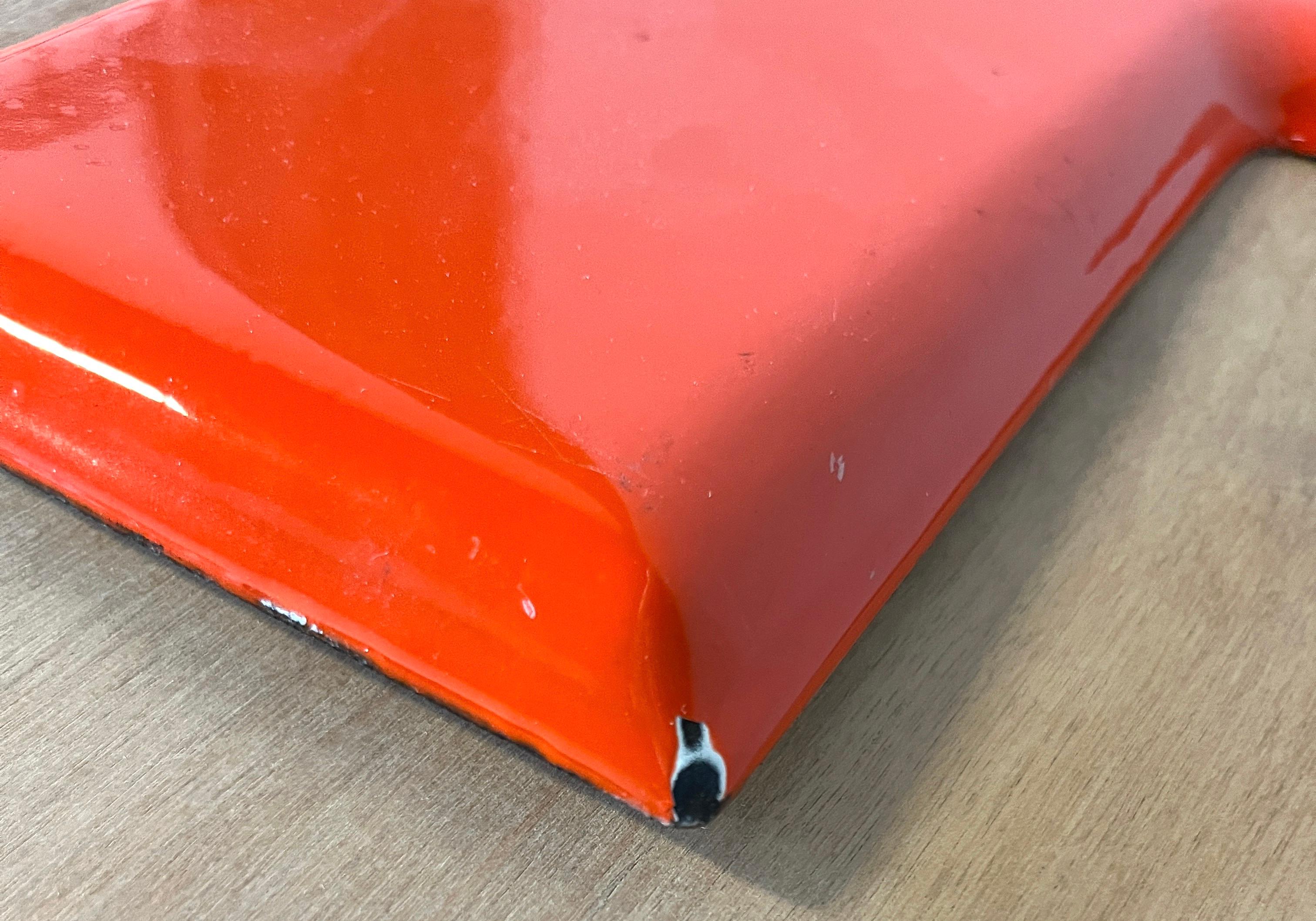 Emaille Capital Buchstabe F ... Typografie in Orange, Marquee, Sans Serif-Typ (amerikanisch) im Angebot