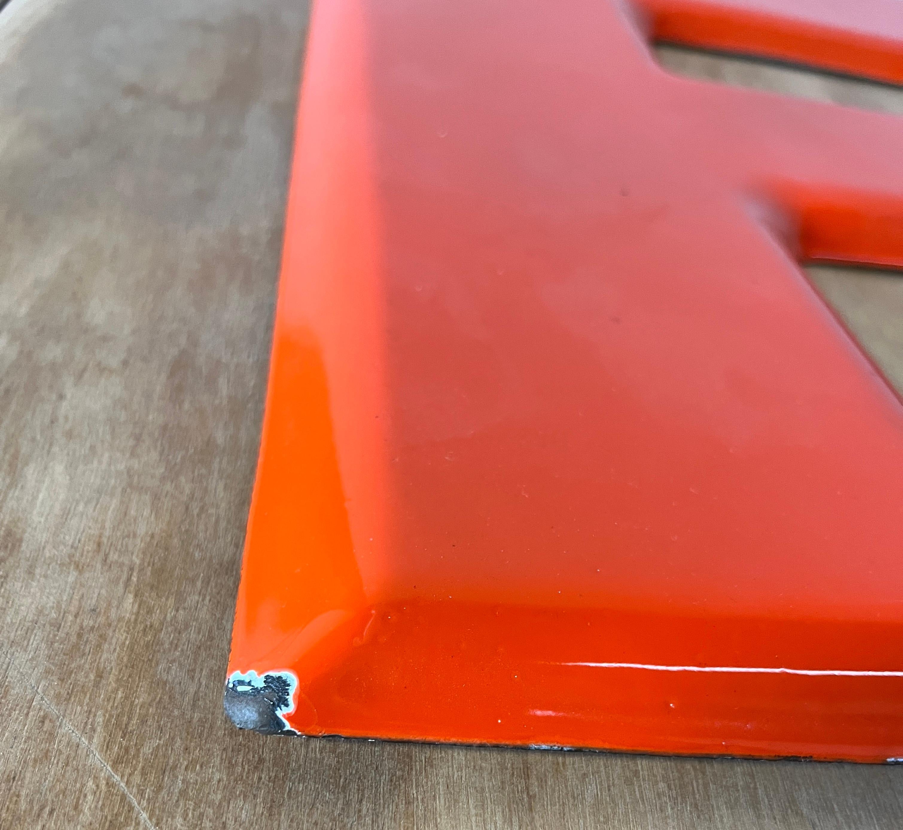 Emaille Capital Buchstabe F ... Typografie in Orange, Marquee, Sans Serif-Typ (Gebrannt) im Angebot