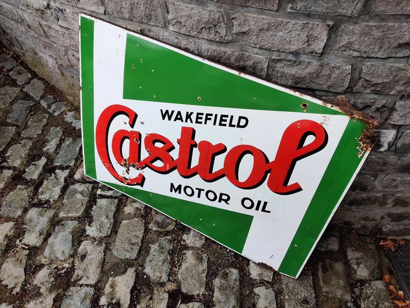 Beautiful Castrol advertising.

The sign is made from enameled metal and has some aged related wear.

Ideal decorative piece for in a garage.


Measures: Height 70cm/27.55