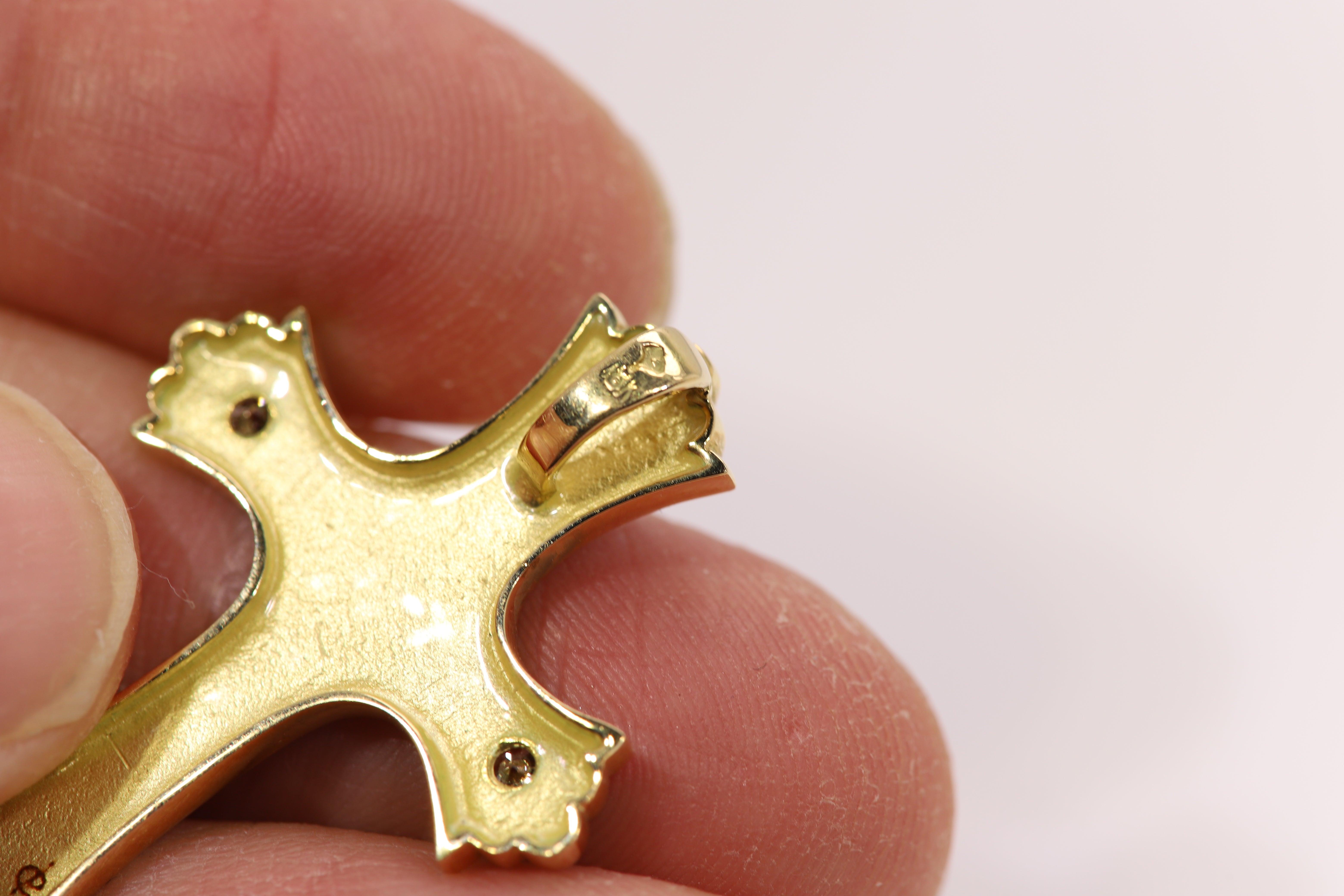 Unique Vintage Enamel Art Hand Made in Spain
18k Yellow Gold Cross with real Sapphire (champagne color)
approx. gold weight 5.0 grams
Two Champagne Sapphires Total 0.15 carat
Cross size: 35 x 26 mm (a bit less of 1.5' inch)
Chain not included
Gift