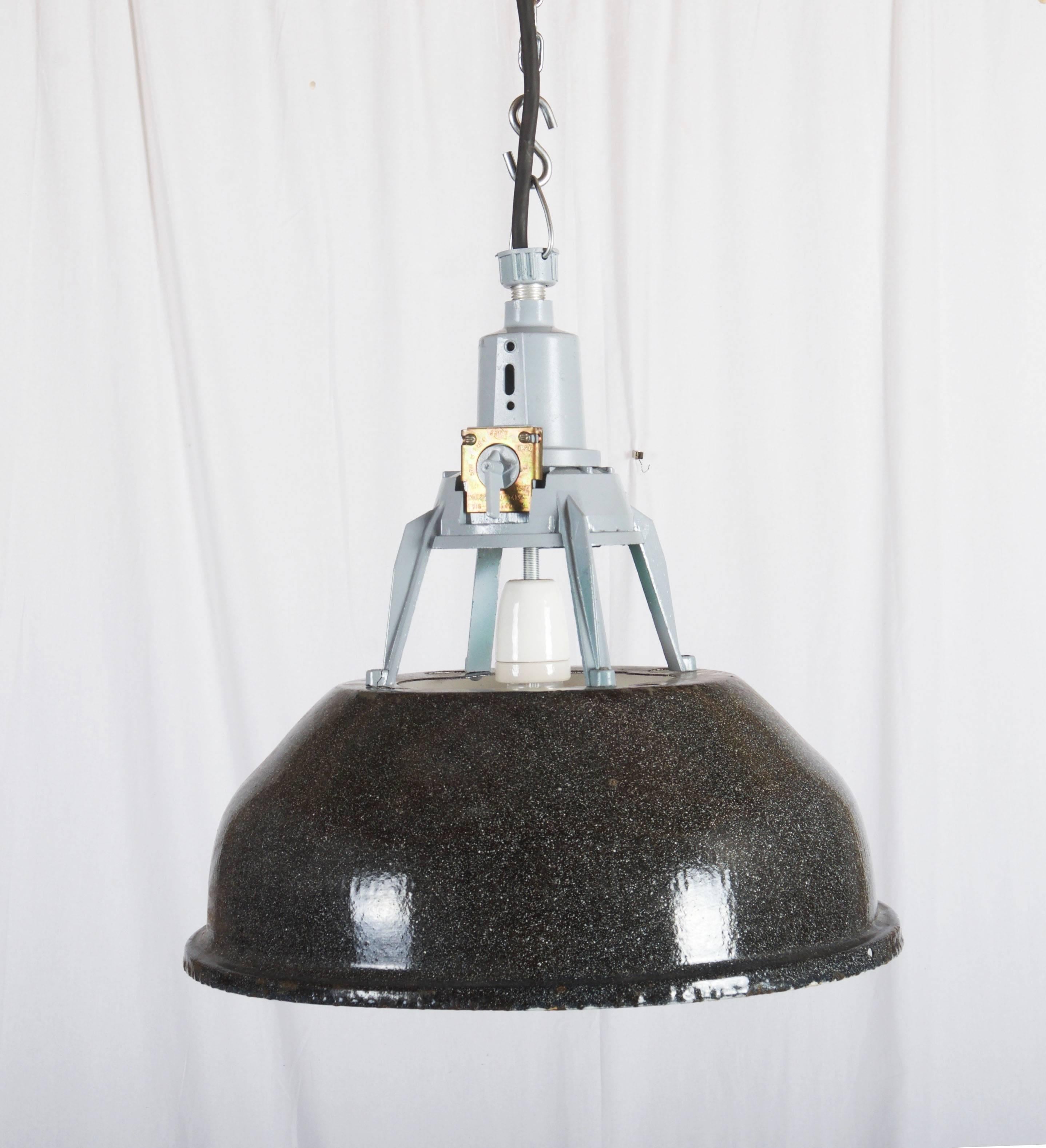 Lampada a sospensione industriale con smalto vintage in vendita 3