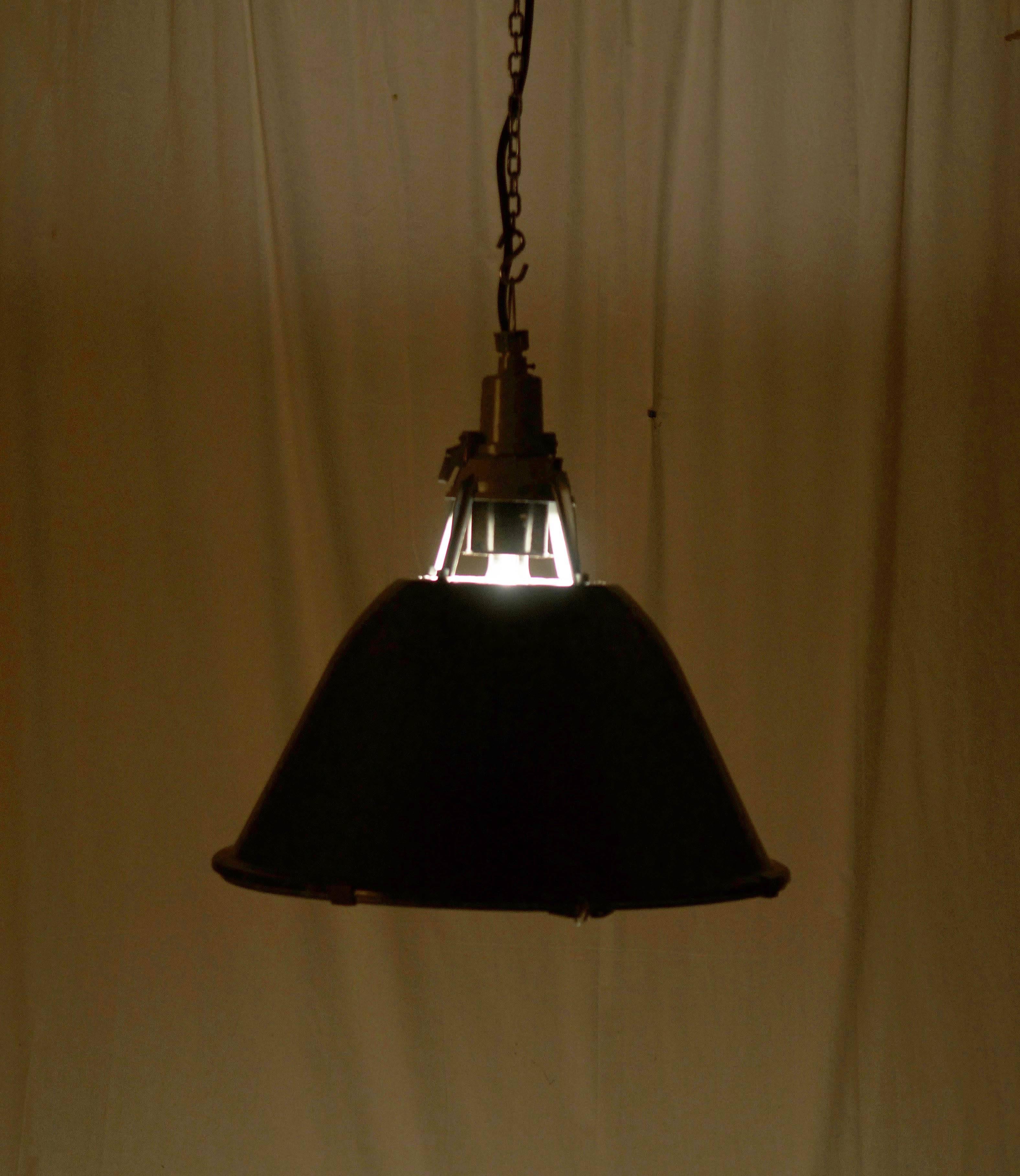 Lampada a sospensione industriale con smalto vintage in vendita 4