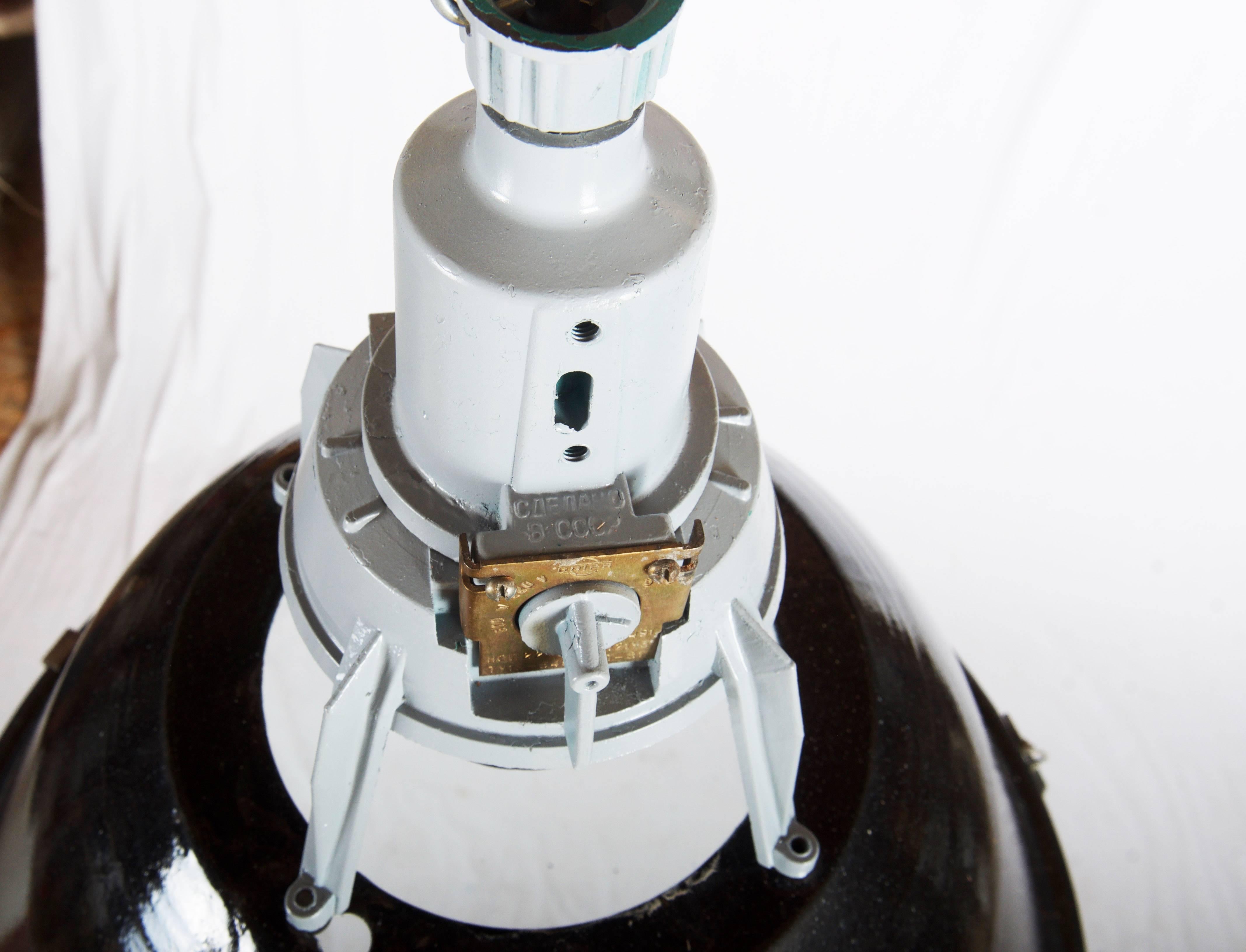 Lampada a sospensione industriale con smalto vintage in vendita 7