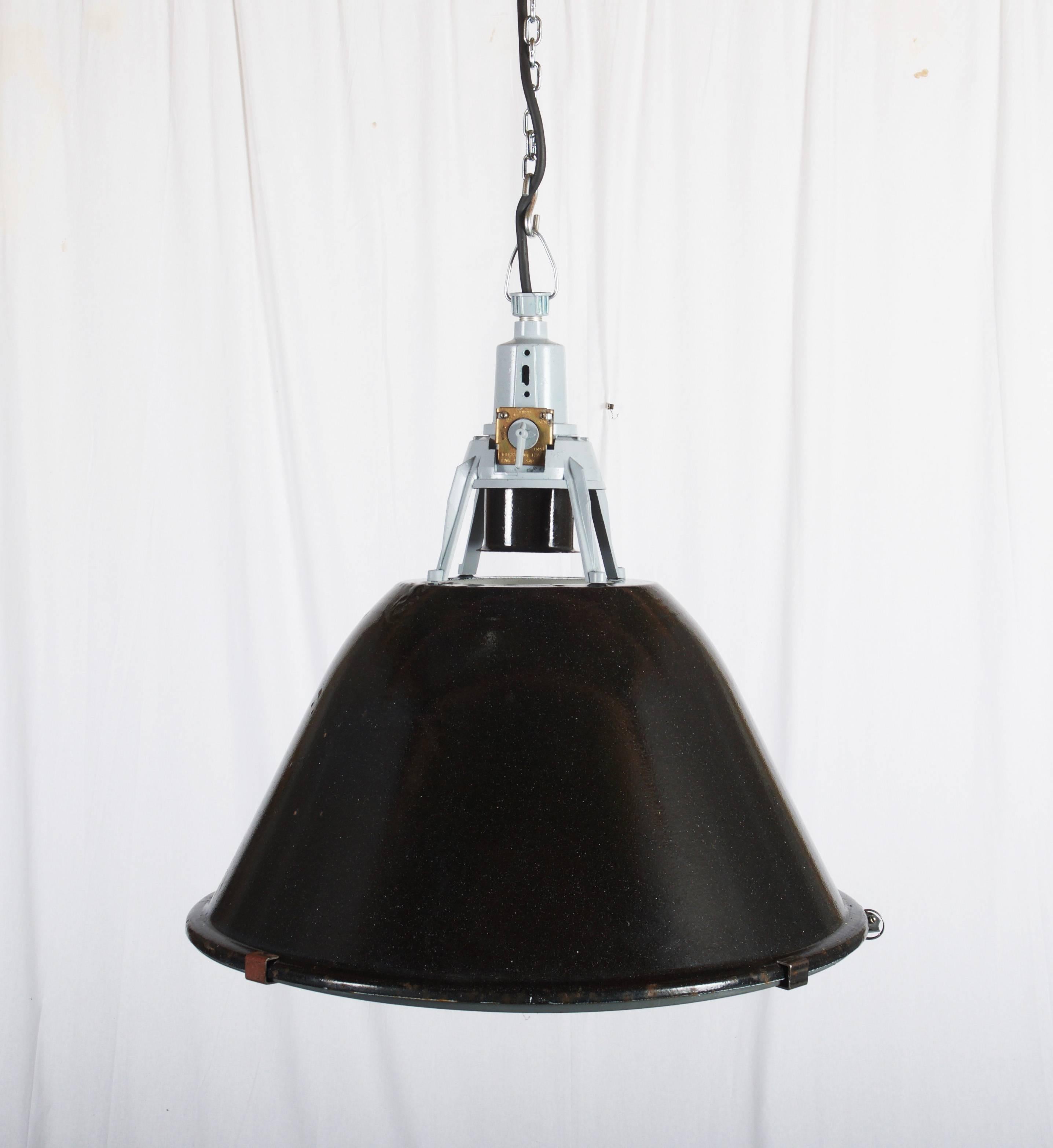 Lampada a sospensione industriale con smalto vintage in vendita 9
