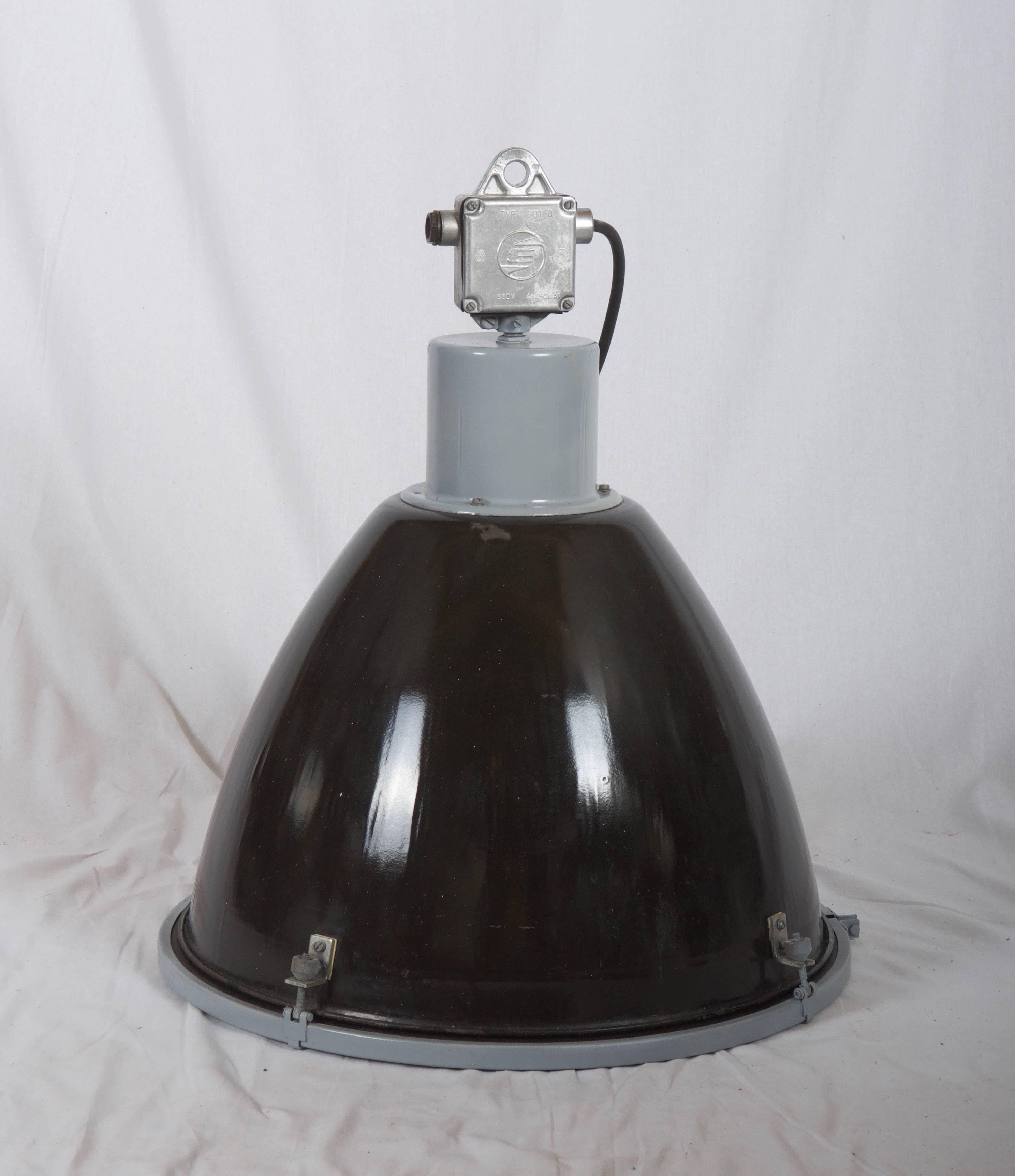 Industriel Lampe à suspension industrielle vintage d'usine d'émail en vente