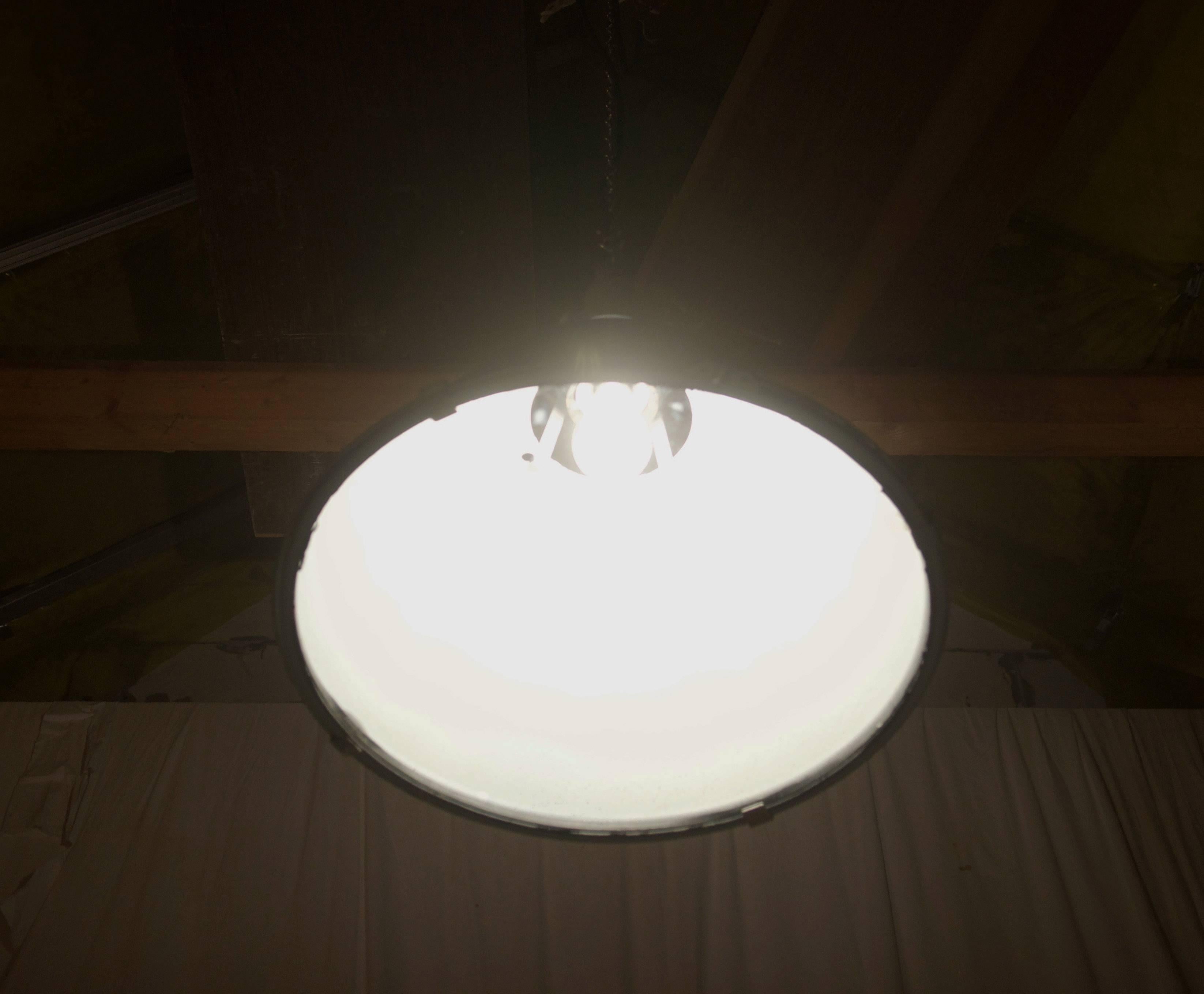 Lampada a sospensione industriale con smalto vintage In condizioni buone in vendita a Vienna, AT