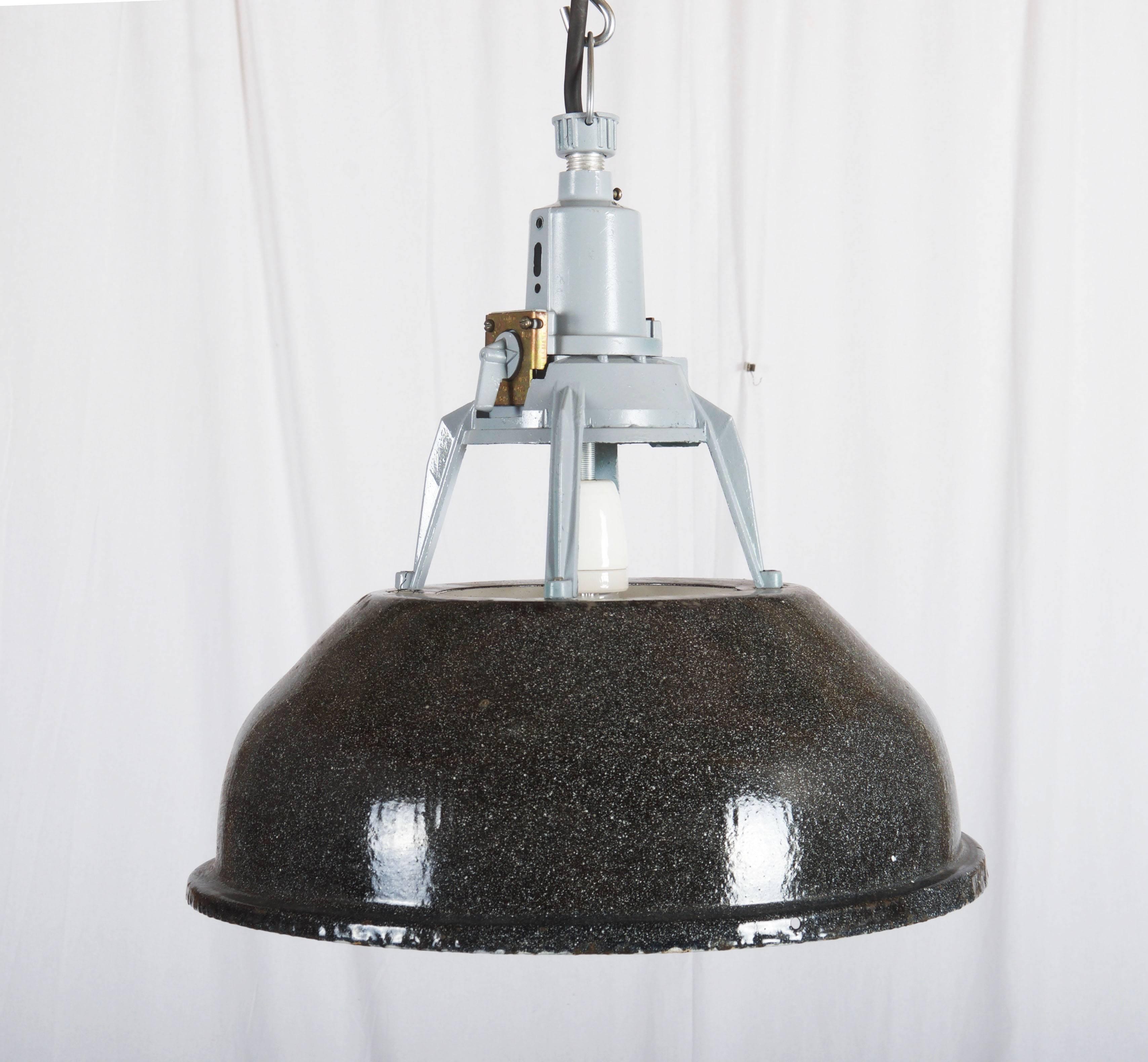 Smalto Lampada a sospensione industriale con smalto vintage in vendita