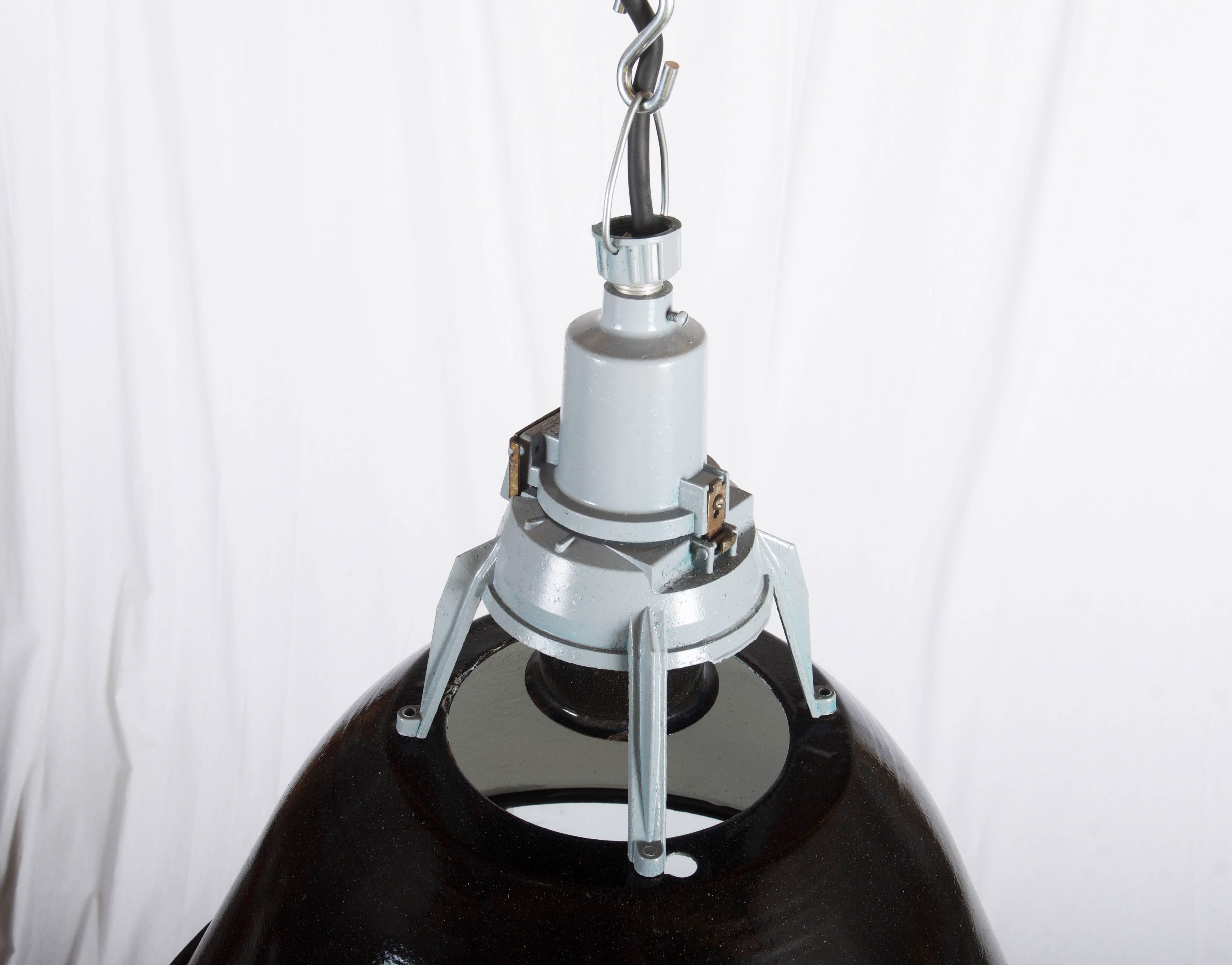 Lampada a sospensione industriale con smalto vintage in vendita 1