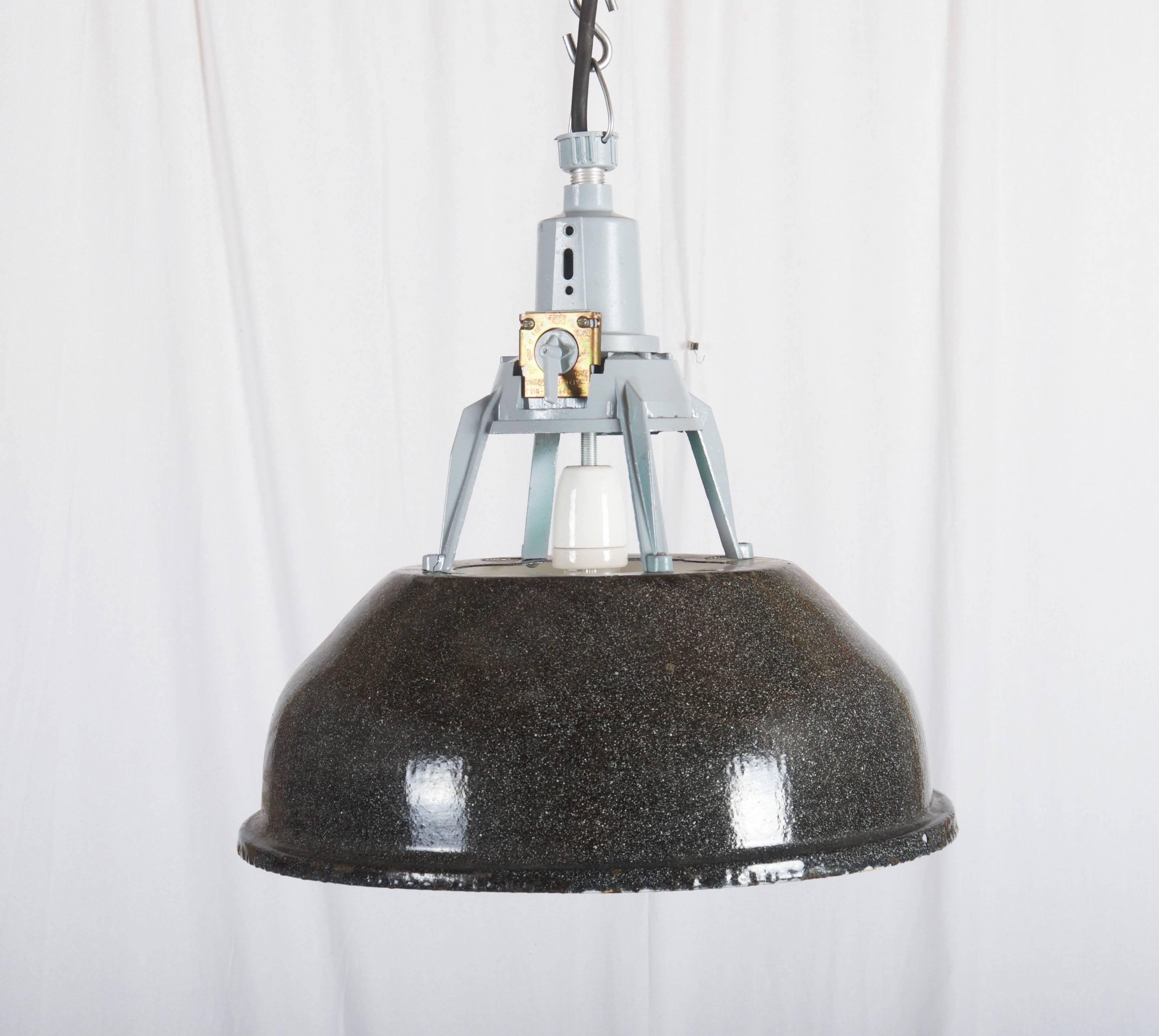 Lampe à suspension industrielle vintage d'usine d'émail en vente 2