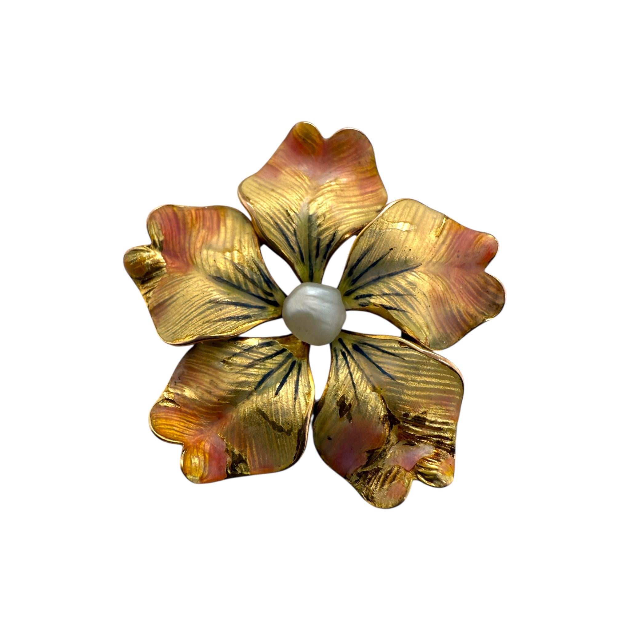 Nous aimons toujours trouver des pièces de conversion comme celle-ci !
Cette beauté était autrefois une broche élaborée, mais elle a été transformée en un charmant pendentif !

Détails du pendentif
Matériau : Or jaune 14K
Époque : Victorienne 1840 -