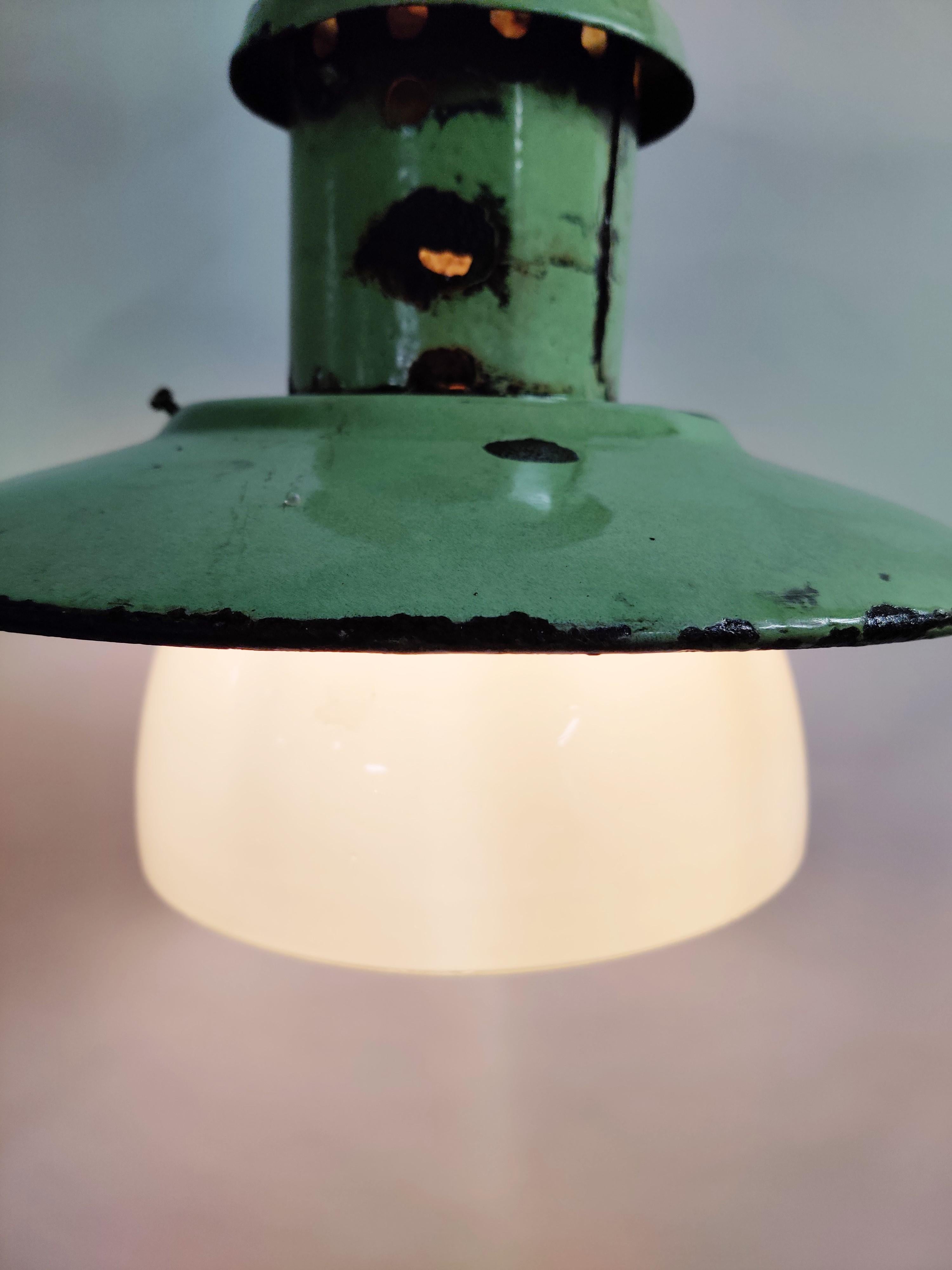 Vintage enamel green Industrial street light with opaline glass shade.

Beautiful original condition.

The lamp emits a beautiful warm light thanks to the opaline lamp shade.

Rewired, tested and ready for use with a regular E27 light