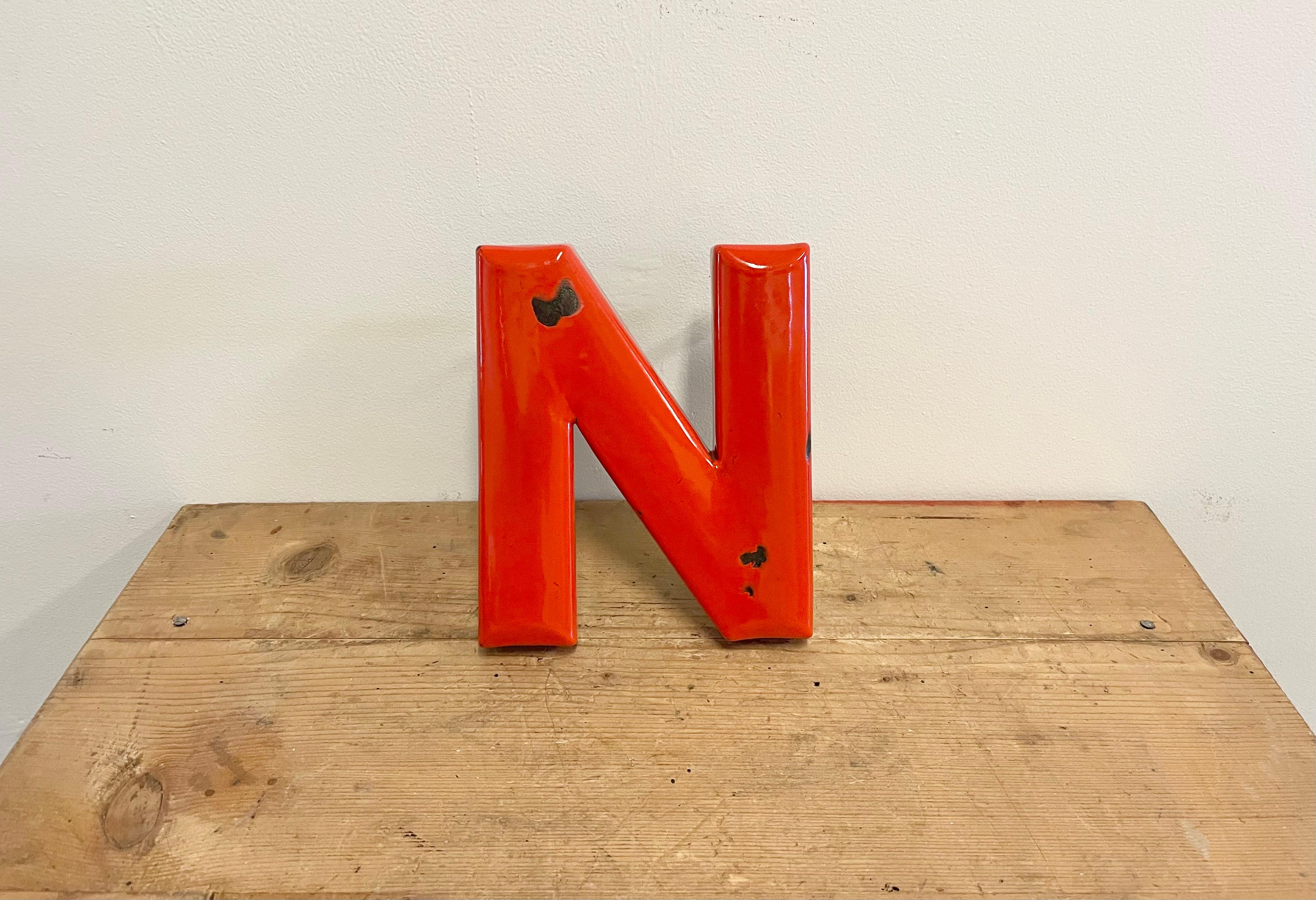 Cette lettre N émaillée industrielle vintage a été fabriquée dans les années 1930 et provient de l'ancienne bannière publicitaire.
