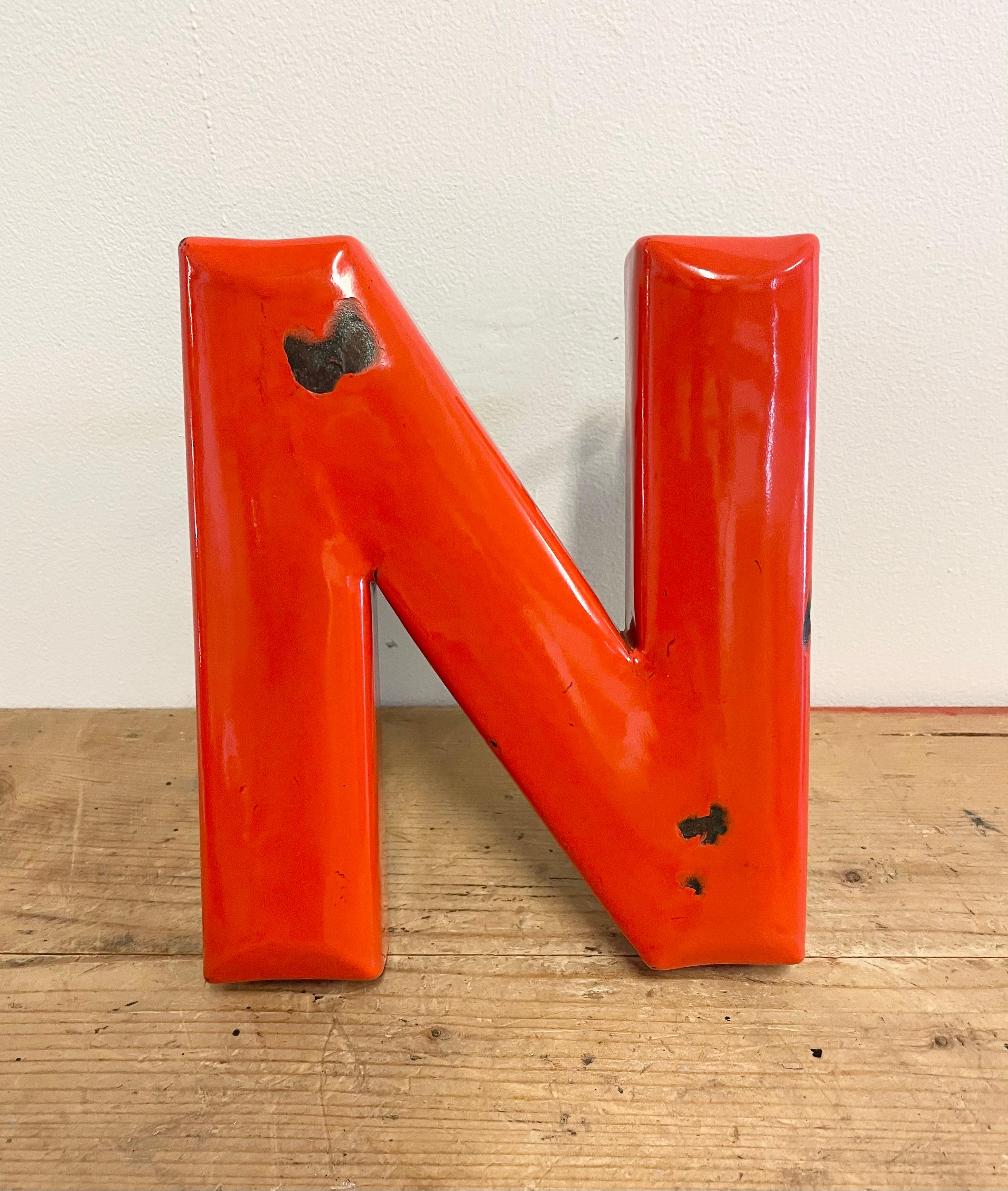 Industriel Letter N vintage en émail, années 1930 en vente