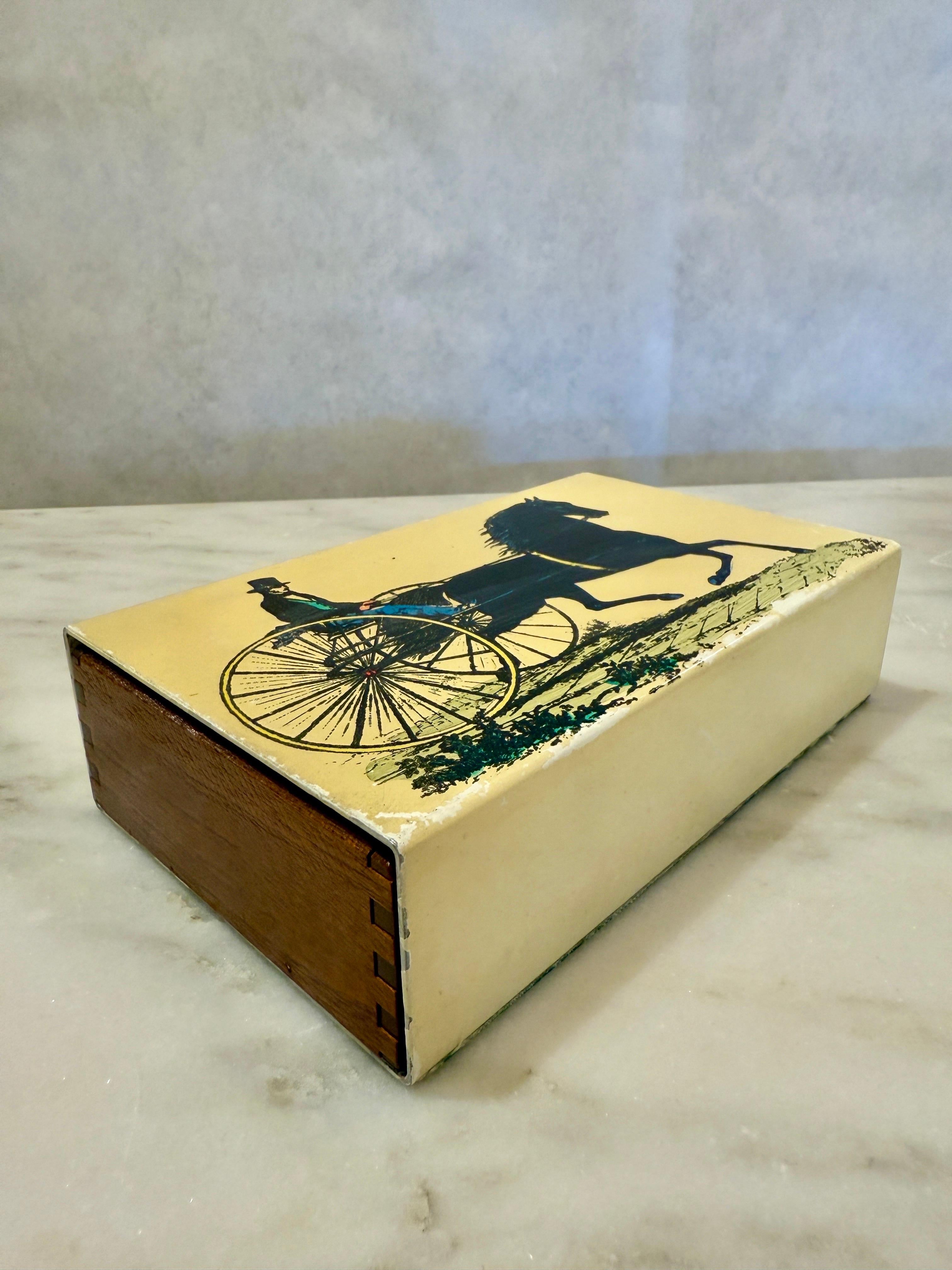 Serigrafia di un cavallo e di un calesse d'epoca su scatola interna in metallo smaltato e mogano di Piero Fornasetti, anni 1950.