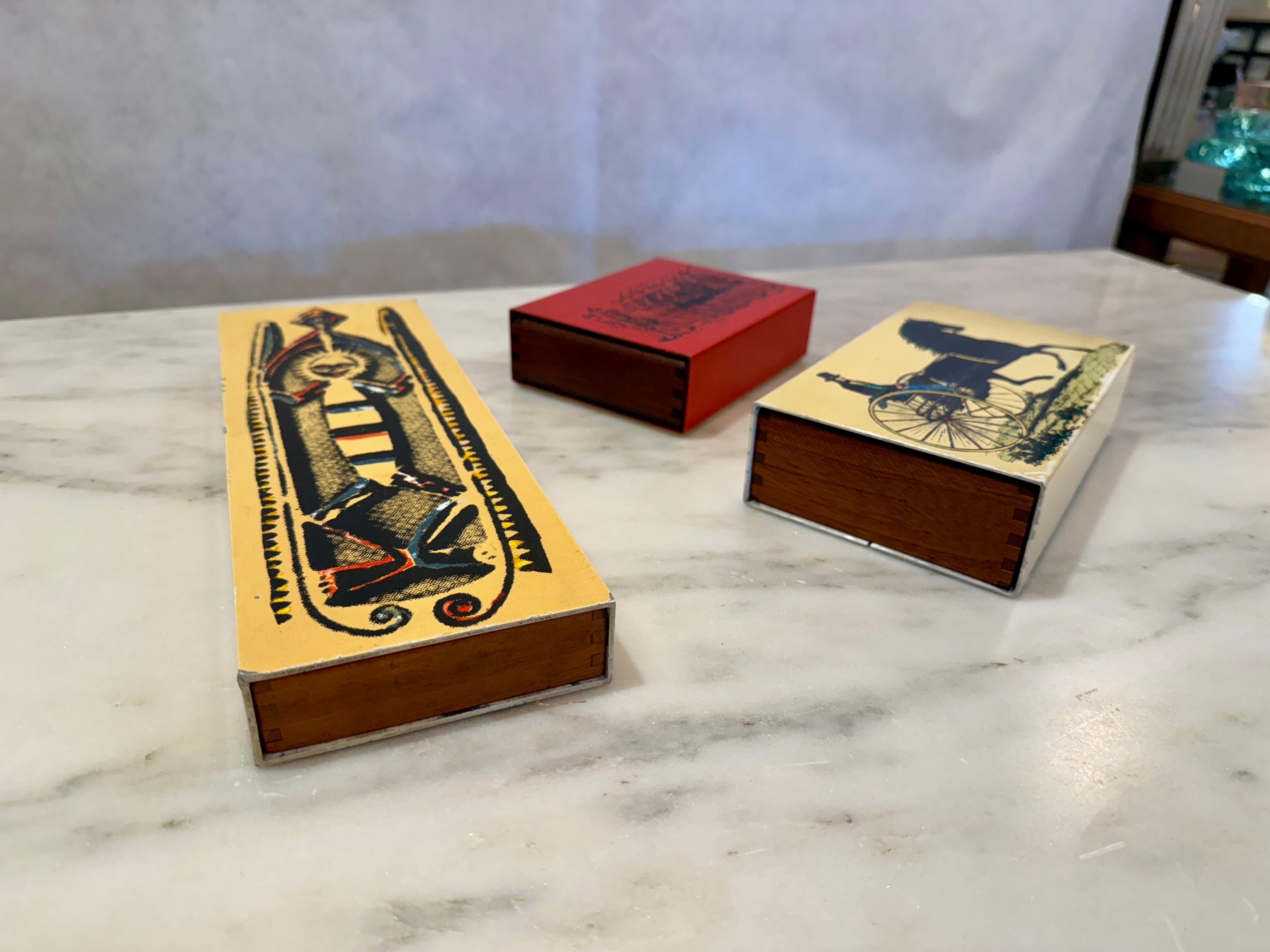 Mid-Century moderno Scatola d'epoca in metallo smaltato e mogano di Piero Fornasetti - Horse & Buggy in vendita