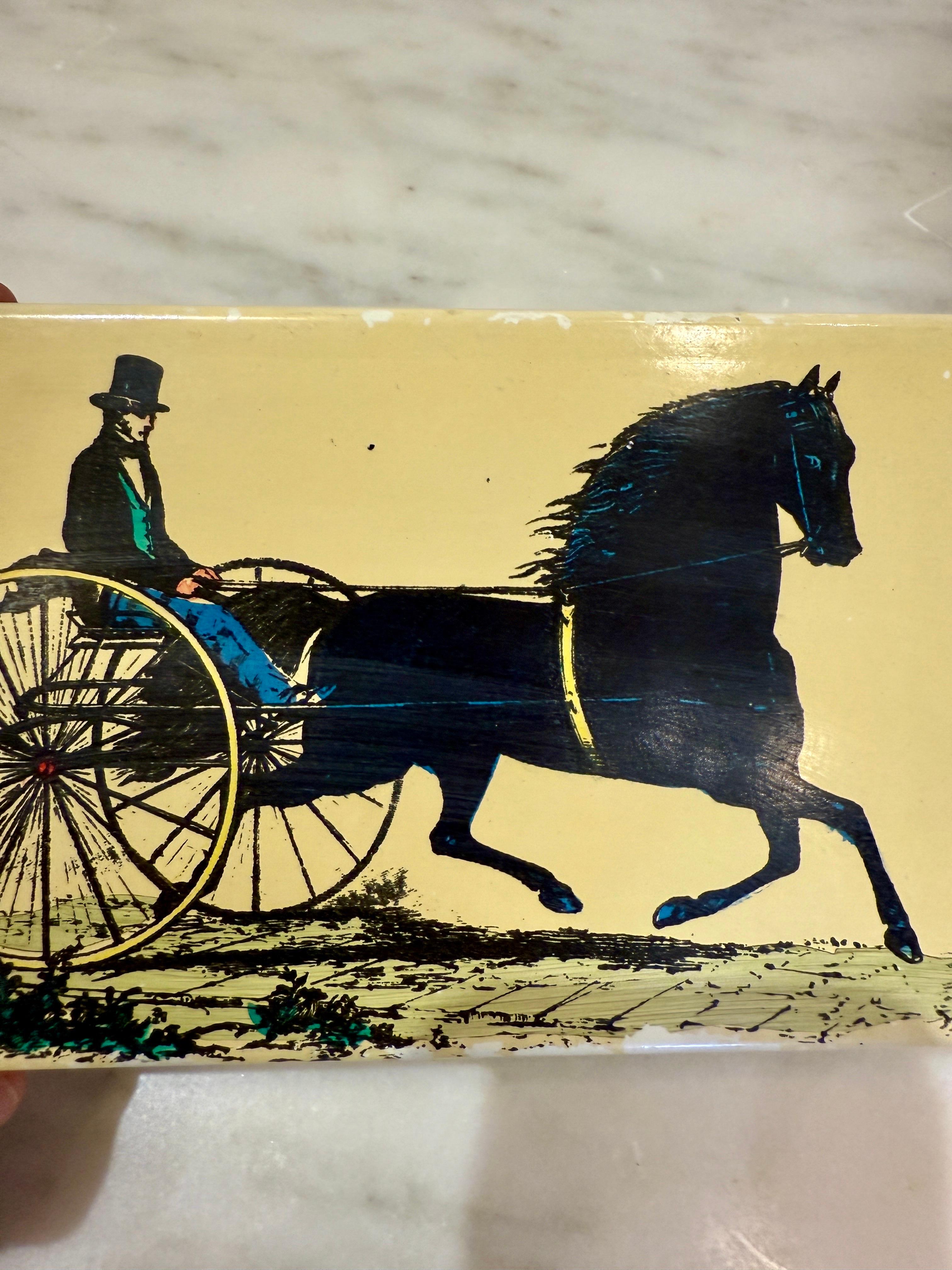 Italiano Scatola d'epoca in metallo smaltato e mogano di Piero Fornasetti - Horse & Buggy in vendita