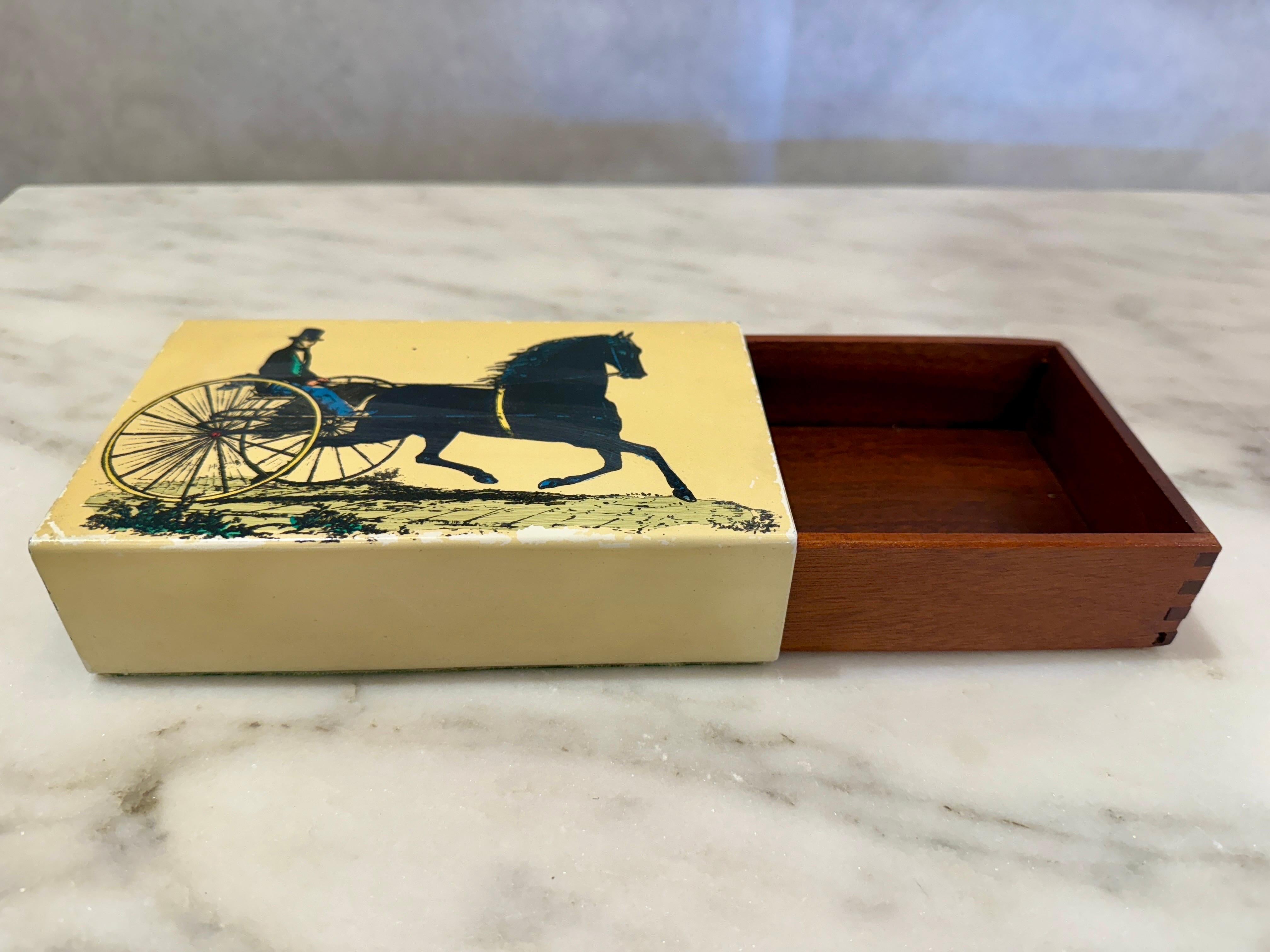 Scatola d'epoca in metallo smaltato e mogano di Piero Fornasetti - Horse & Buggy In condizioni buone in vendita a North Miami, FL