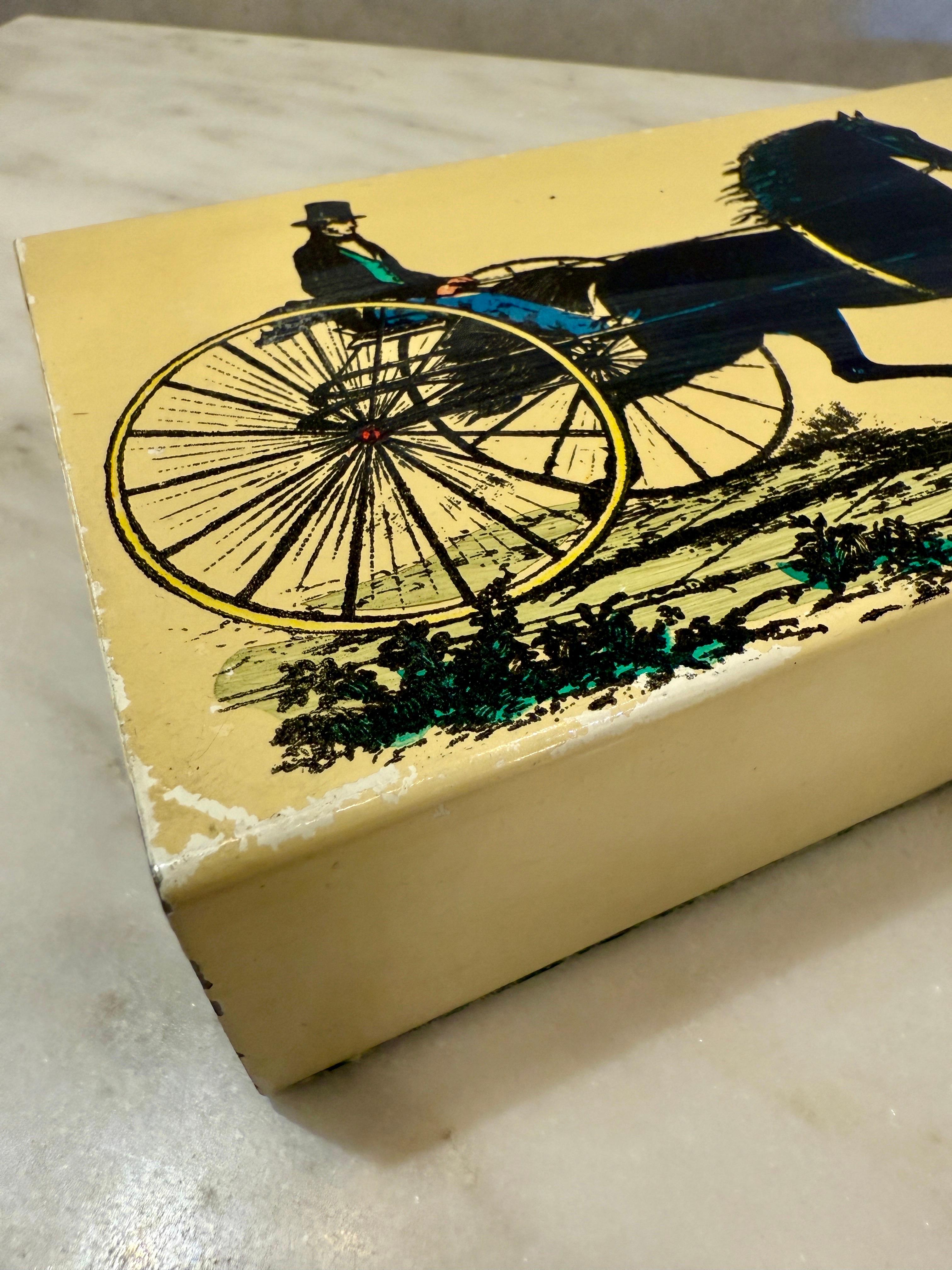 Metallo Scatola d'epoca in metallo smaltato e mogano di Piero Fornasetti - Horse & Buggy in vendita