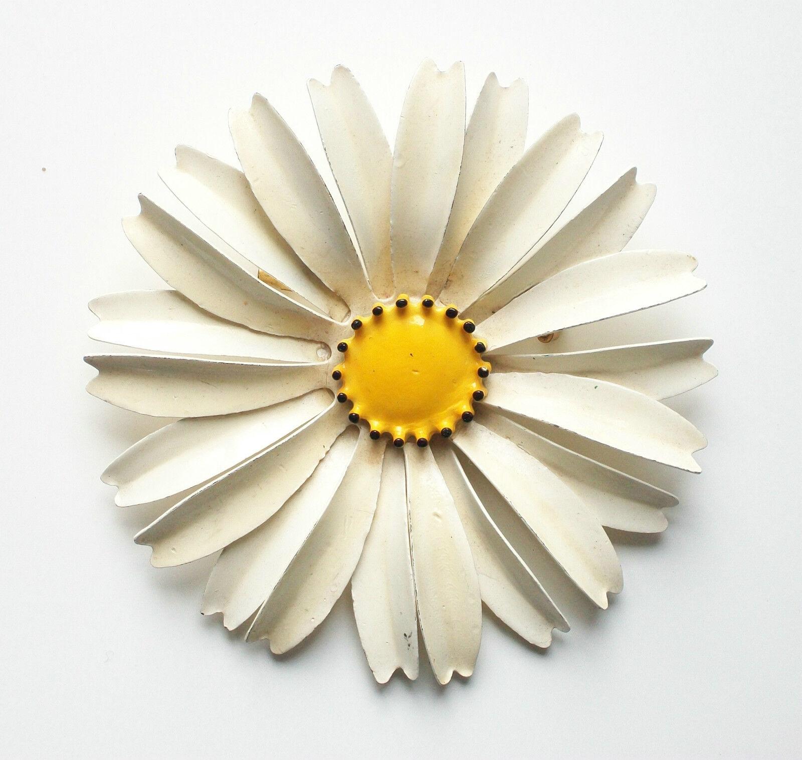 Vintage Enamel on Metal Daisy Brooch - Large Size - Unsigned - Circa 1960's For Sale 1