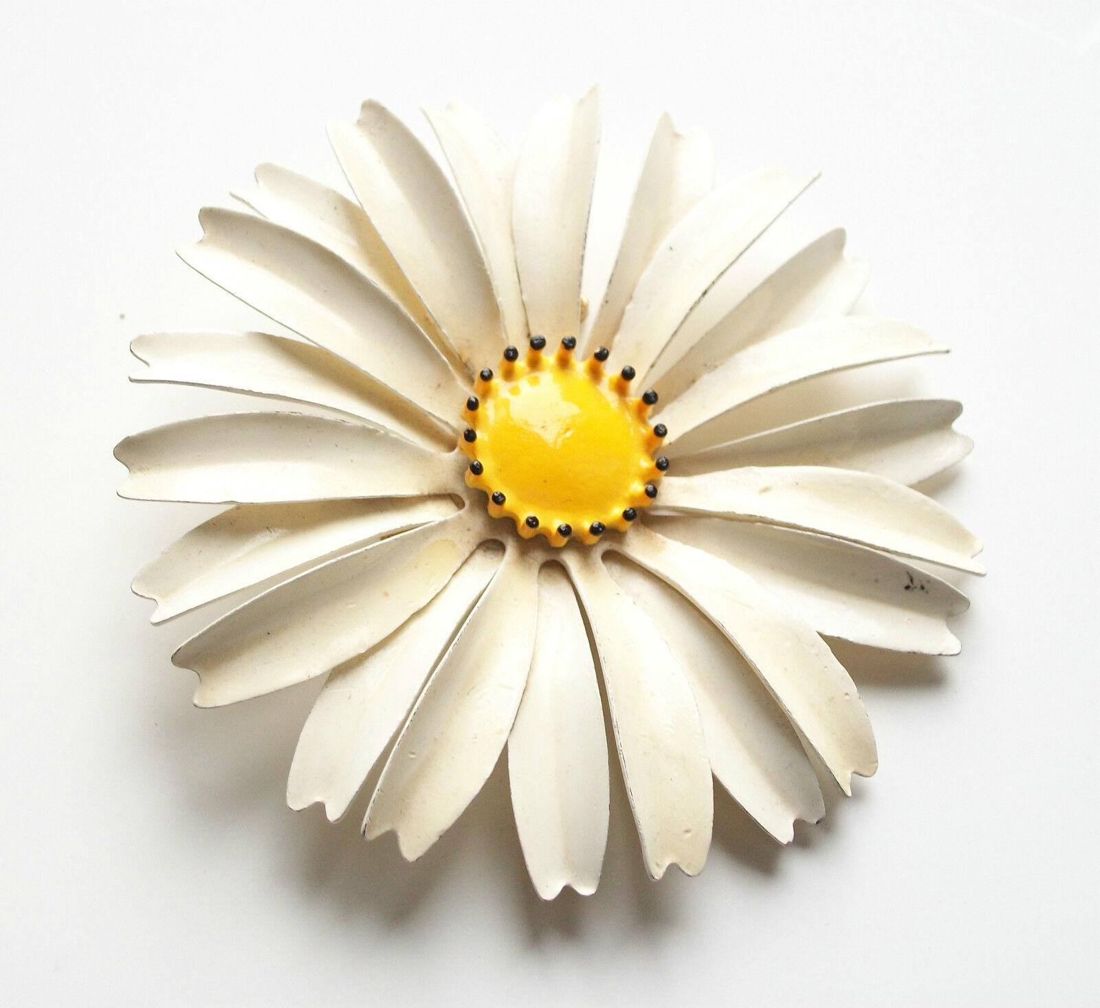 Vintage Enamel on Metal Daisy Brooch - Large Size - Unsigned - Circa 1960's For Sale 3