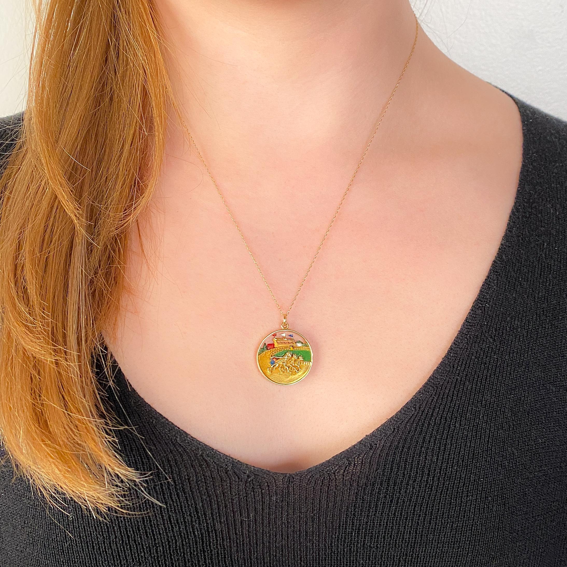 Pendentif en or 14k avec émail de course automobile Pour femmes en vente