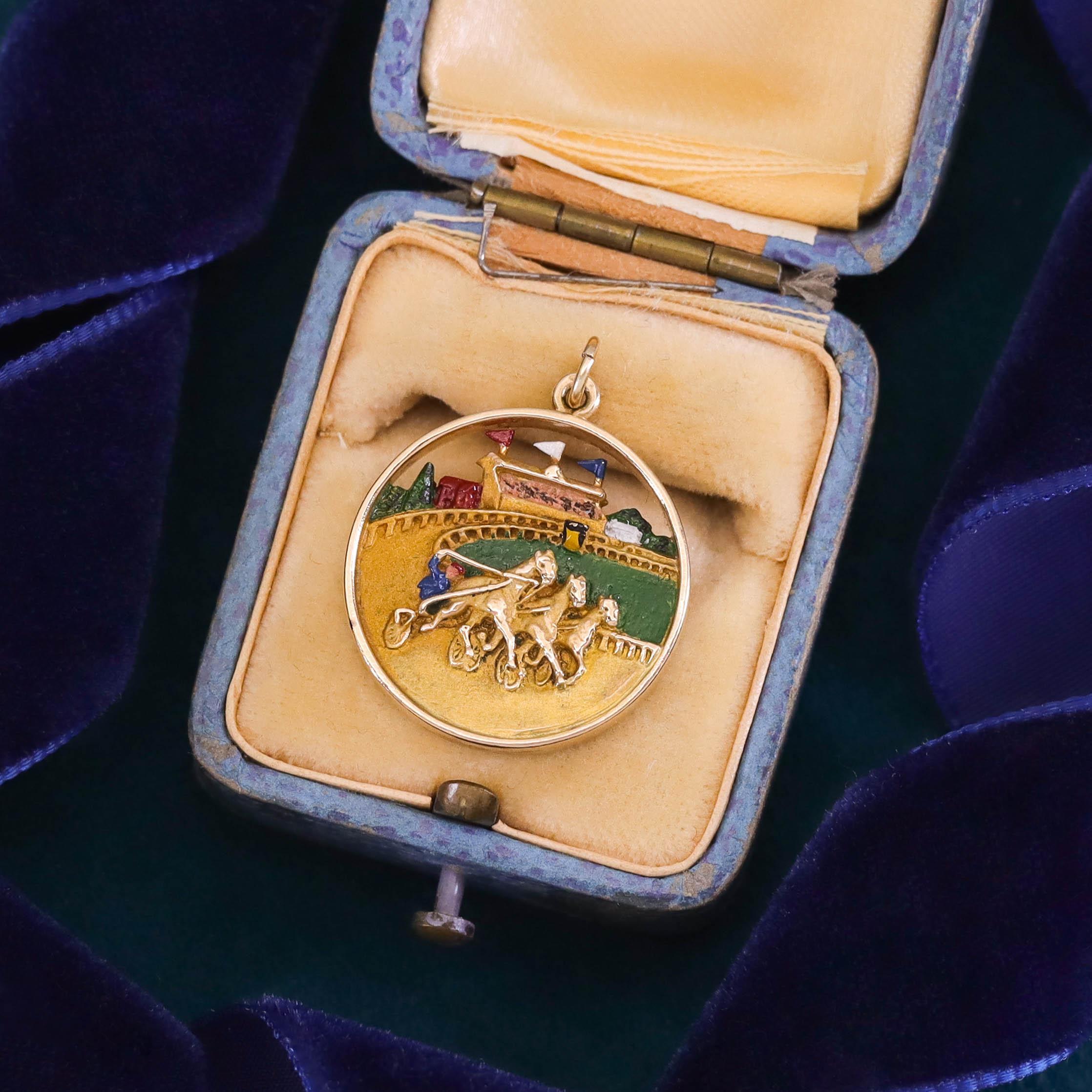 Pendentif en or 14k avec émail de course automobile en vente 1