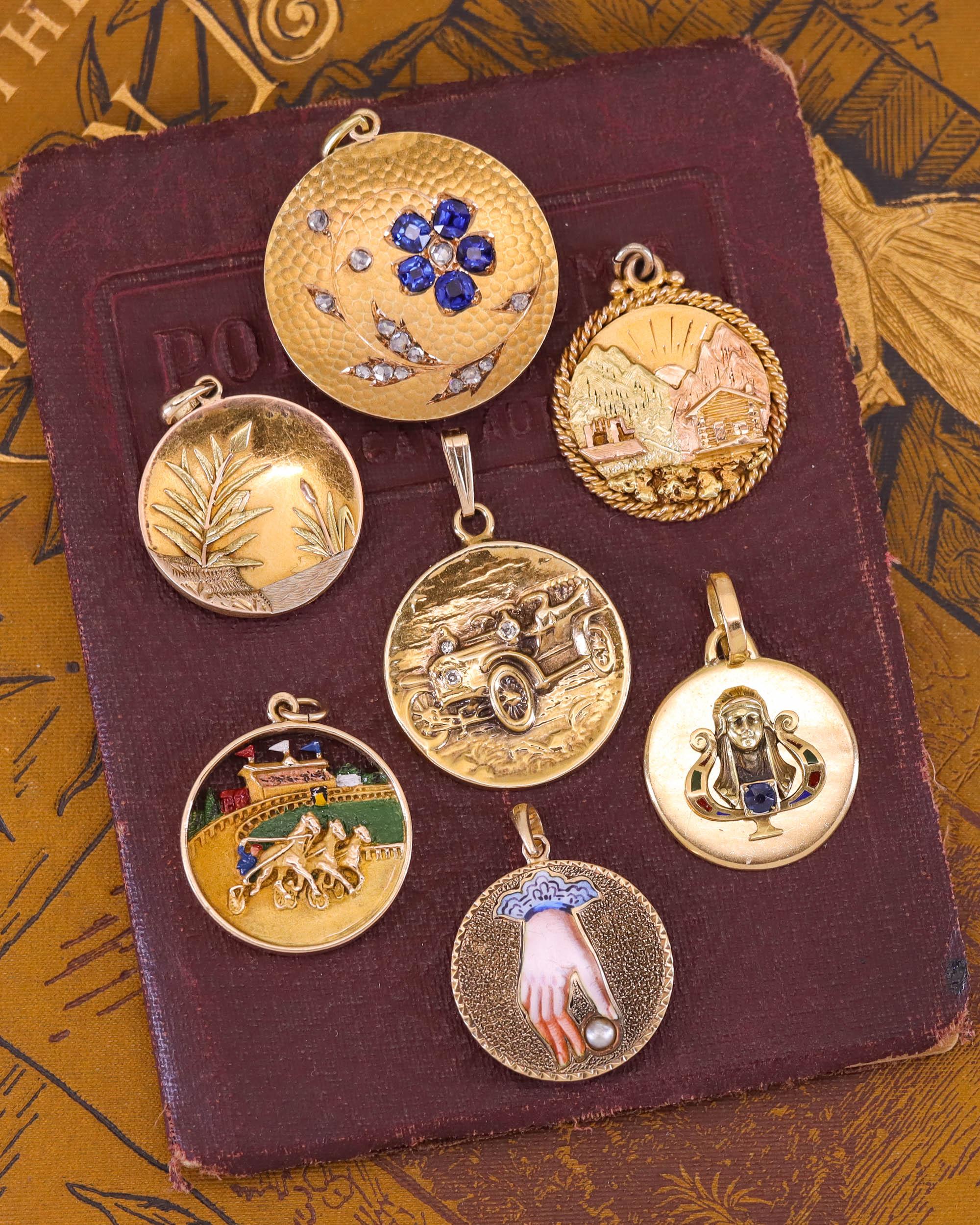 Vintage Emaille Racing Anhänger von 14k Gold im Angebot 2