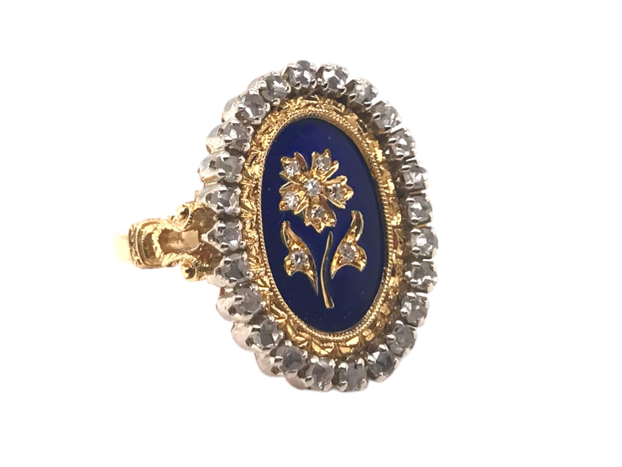 Wir sind einfach überwältigt von der Schönheit dieses Stücks! 
Die prächtige Kombination aus blauer Emaille und Diamanten im Rosenschliff ist perfekt.

Ring Details
MATERIAL: 18K Gelbgold Basis; Weißgold Kopf 
Abmessungen: 21.25mm Länge X 15.8mm