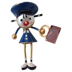 Vintage Emaille Schulmädchen Brosche mit Schulranzen, Figural Pin