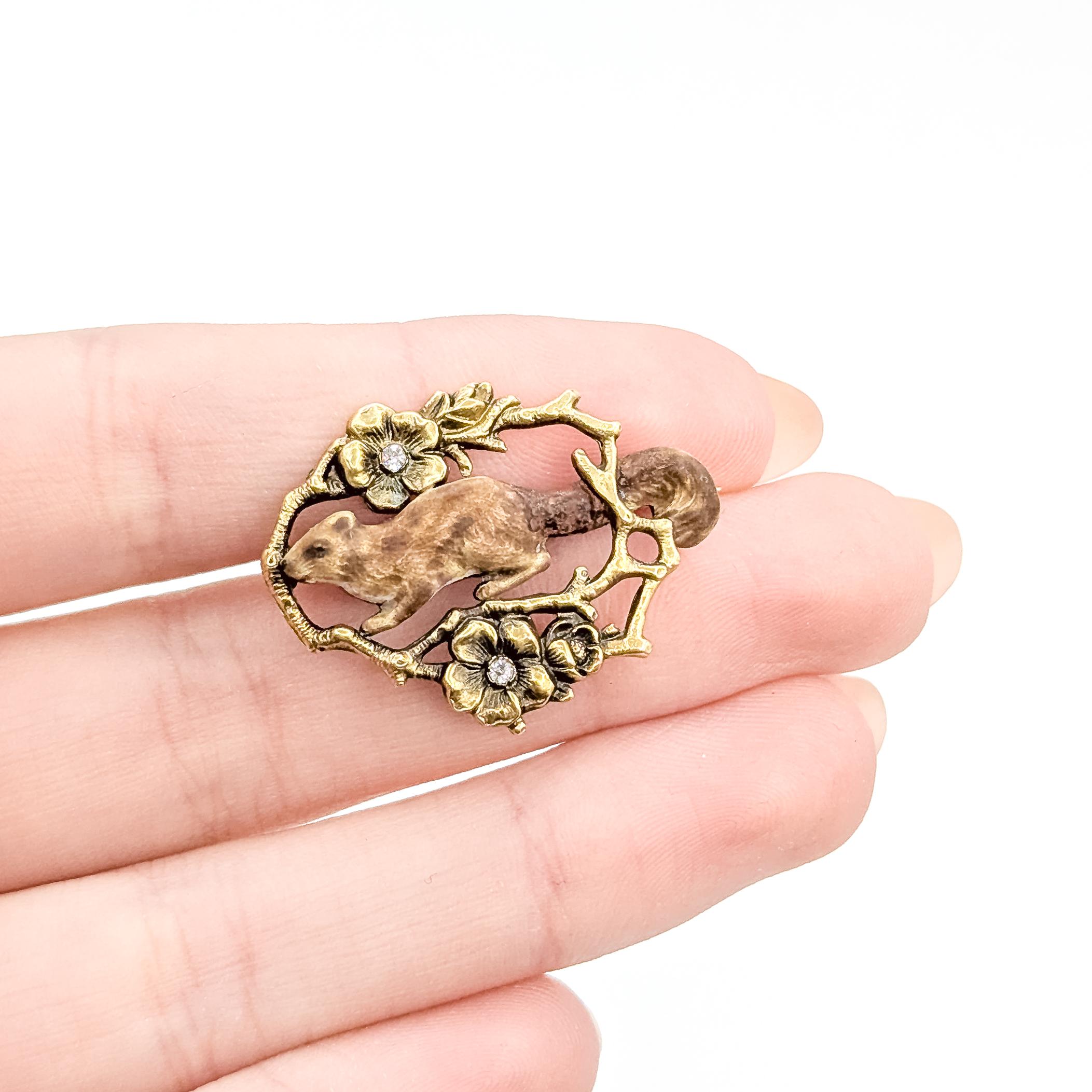 Vintage Emaille Eichhörnchen Brosche mit alten Mine Cut Diamanten in 10k Gelbgold (Alteuropäischer Brillantschliff) im Angebot