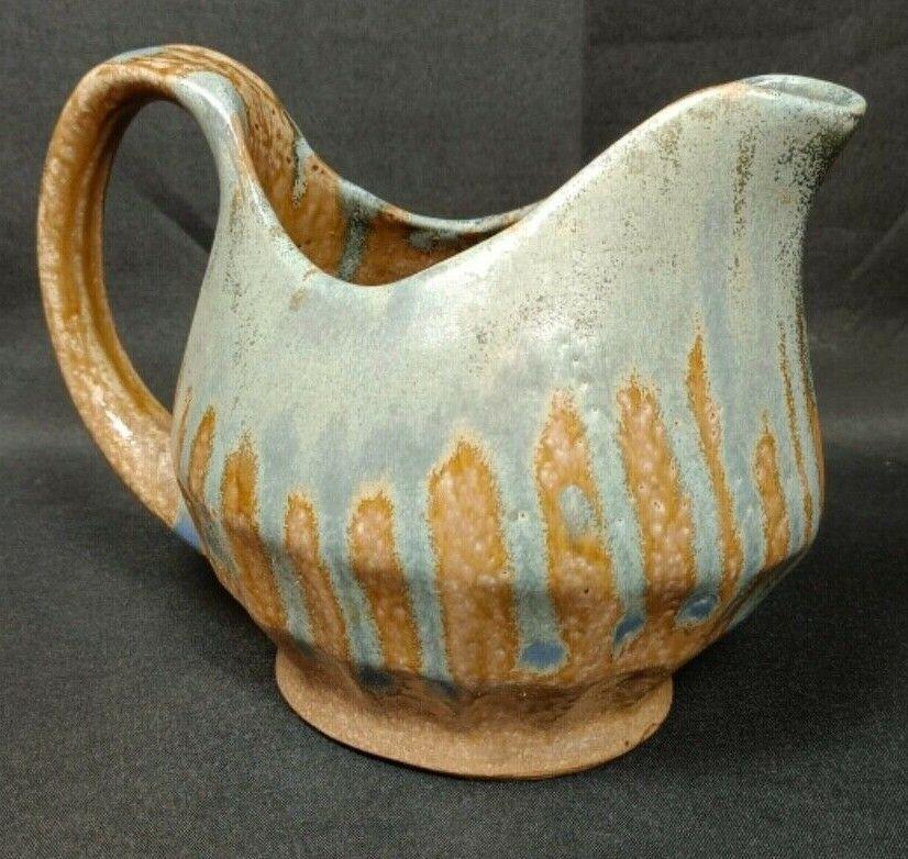Questa antica brocca vintage, realizzata in terracotta, presenta un'elegante finitura smaltata e screpolata in un bellissimo colore. Un'aggiunta affascinante a qualsiasi collezione o come pezzo decorativo per la tua casa.

Materiale: