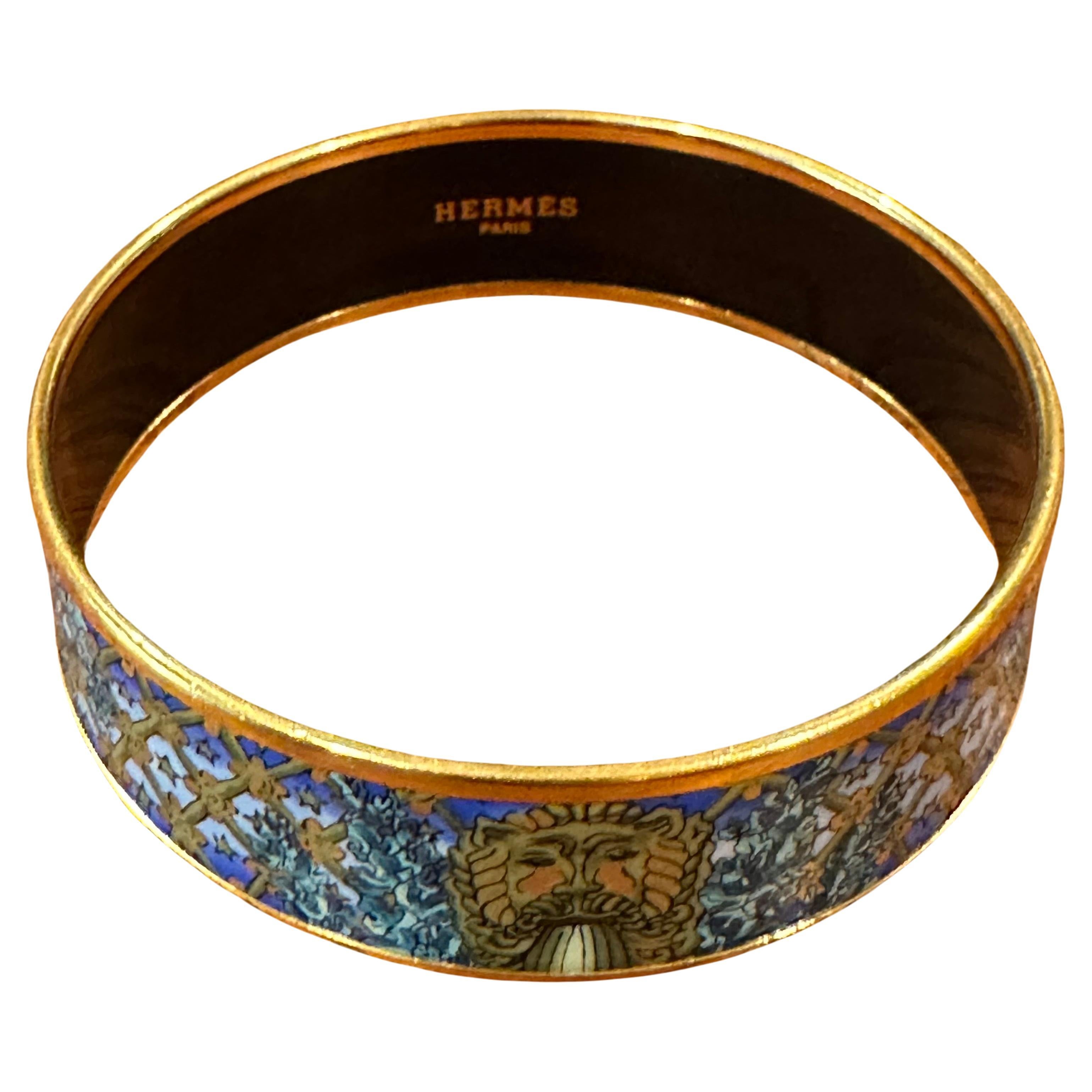 Austriaco Bracciale vintage con testa di leone smaltata e scatola di Hermès 70 mm in vendita