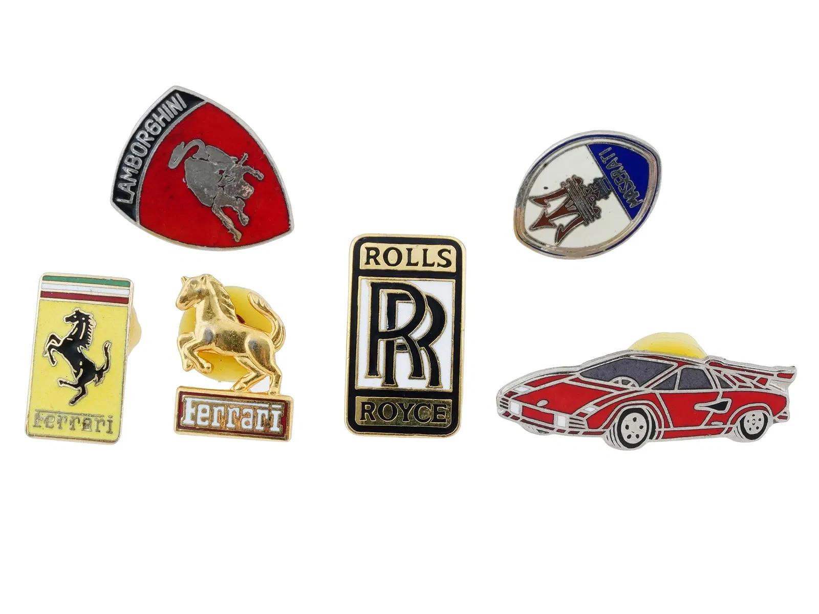 Eine Gruppe von emaillierten Anstecknadeln im Vintage-Stil mit Emblemen von Luxusautos wie Ferrari, Rolls Royce, Lamborghini und Maserati. Collectible Luxury Car Pins und Zubehör.
Abmessungen: Größte 1 3/8 x 1/2 Zoll. Kleinste 3/4 x 1/2 Zoll. Alle