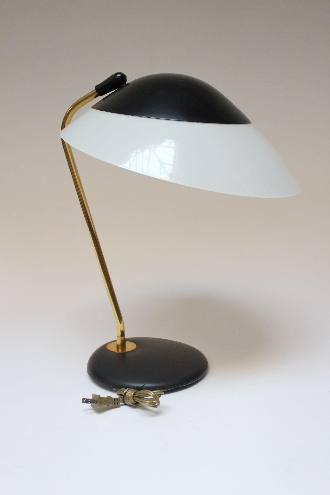Lampe de bureau vintage en métal émaillé et laiton de Gerald Thurston pour Lightolier en vente 11