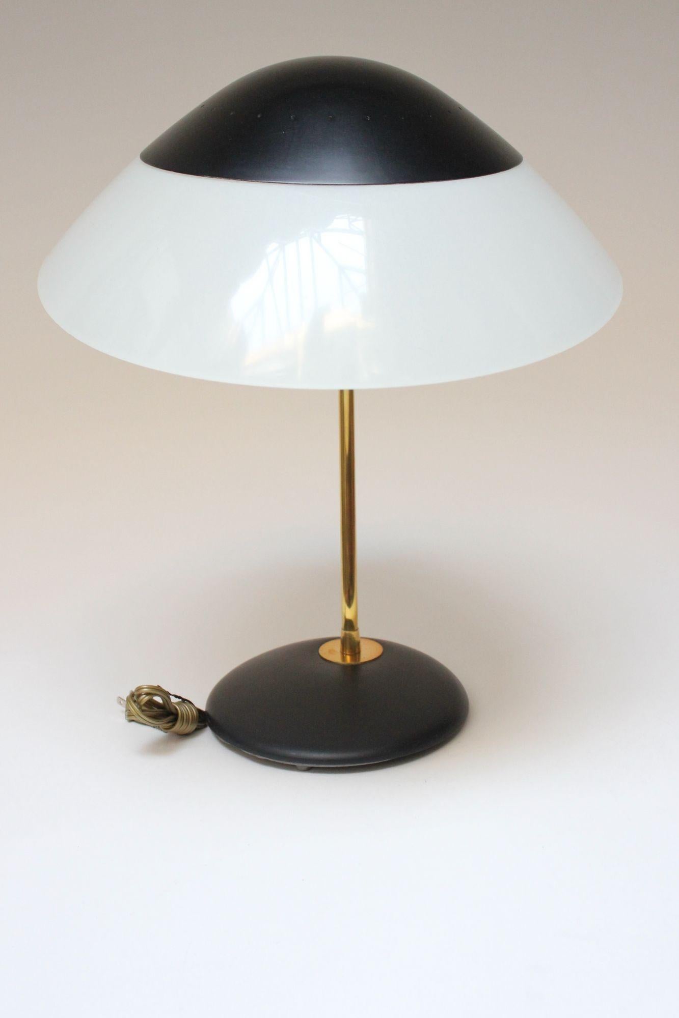 Lampe de table/de bureau de Gerald Thurston pour Lightolier avec un abat-jour surdimensionné et entièrement réglable (vers 1950, États-Unis). Hotte en métal émaillé noir et plexi avec tige/accents en laiton et diffuseur en plastique