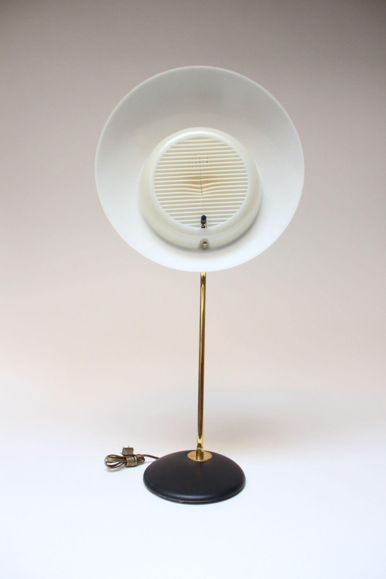 Emaillierte Vintage-Tischlampe aus Metall und Messing von Gerald Thurston für Lightolier (Moderne der Mitte des Jahrhunderts) im Angebot