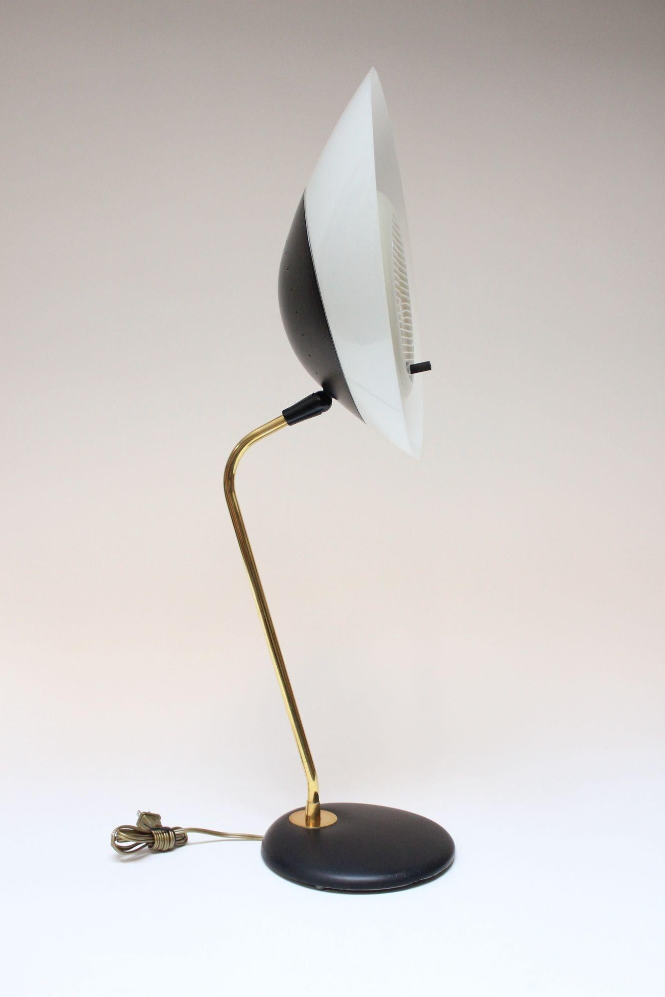 Emaillierte Vintage-Tischlampe aus Metall und Messing von Gerald Thurston für Lightolier (amerikanisch) im Angebot