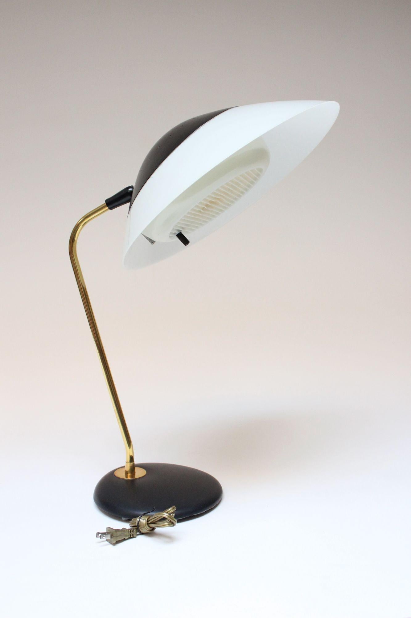 Emaillierte Vintage-Tischlampe aus Metall und Messing von Gerald Thurston für Lightolier im Zustand „Gut“ im Angebot in Brooklyn, NY