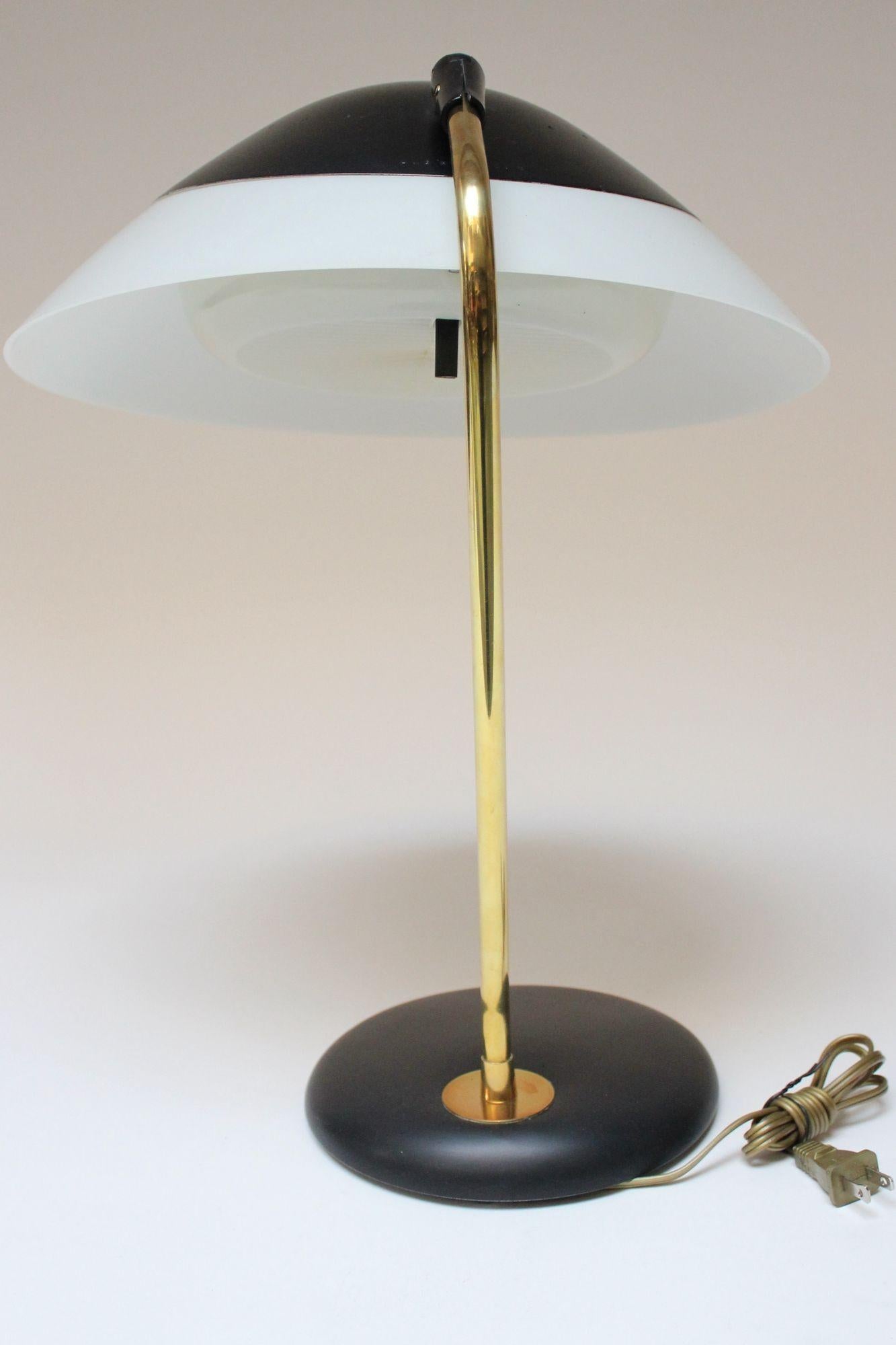 Emaillierte Vintage-Tischlampe aus Metall und Messing von Gerald Thurston für Lightolier (Mitte des 20. Jahrhunderts) im Angebot