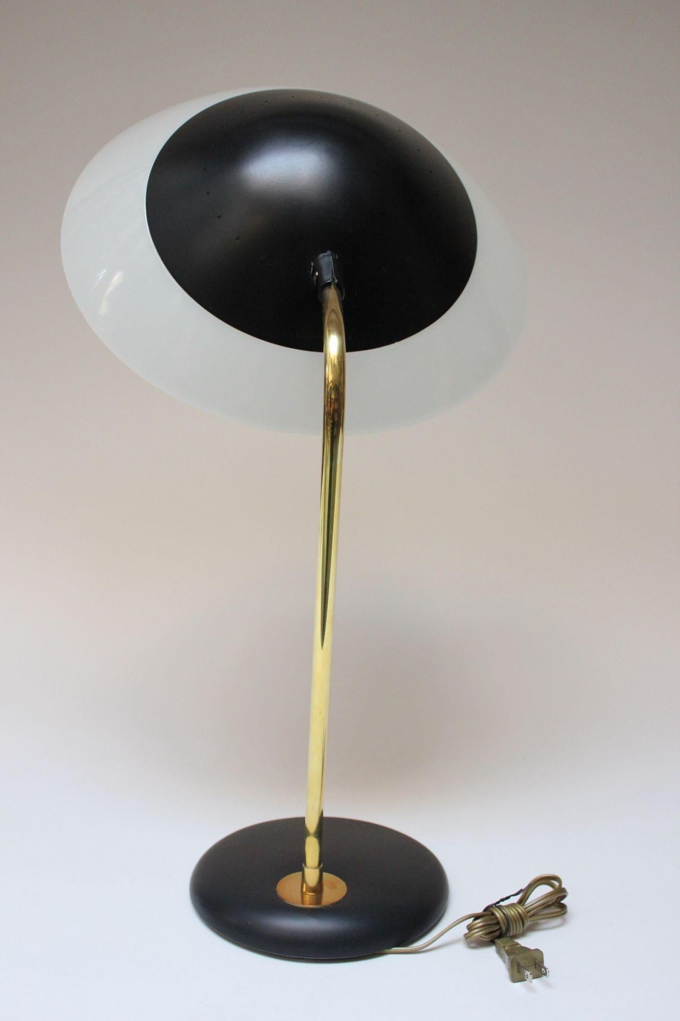 Métal Lampe de bureau vintage en métal émaillé et laiton de Gerald Thurston pour Lightolier en vente