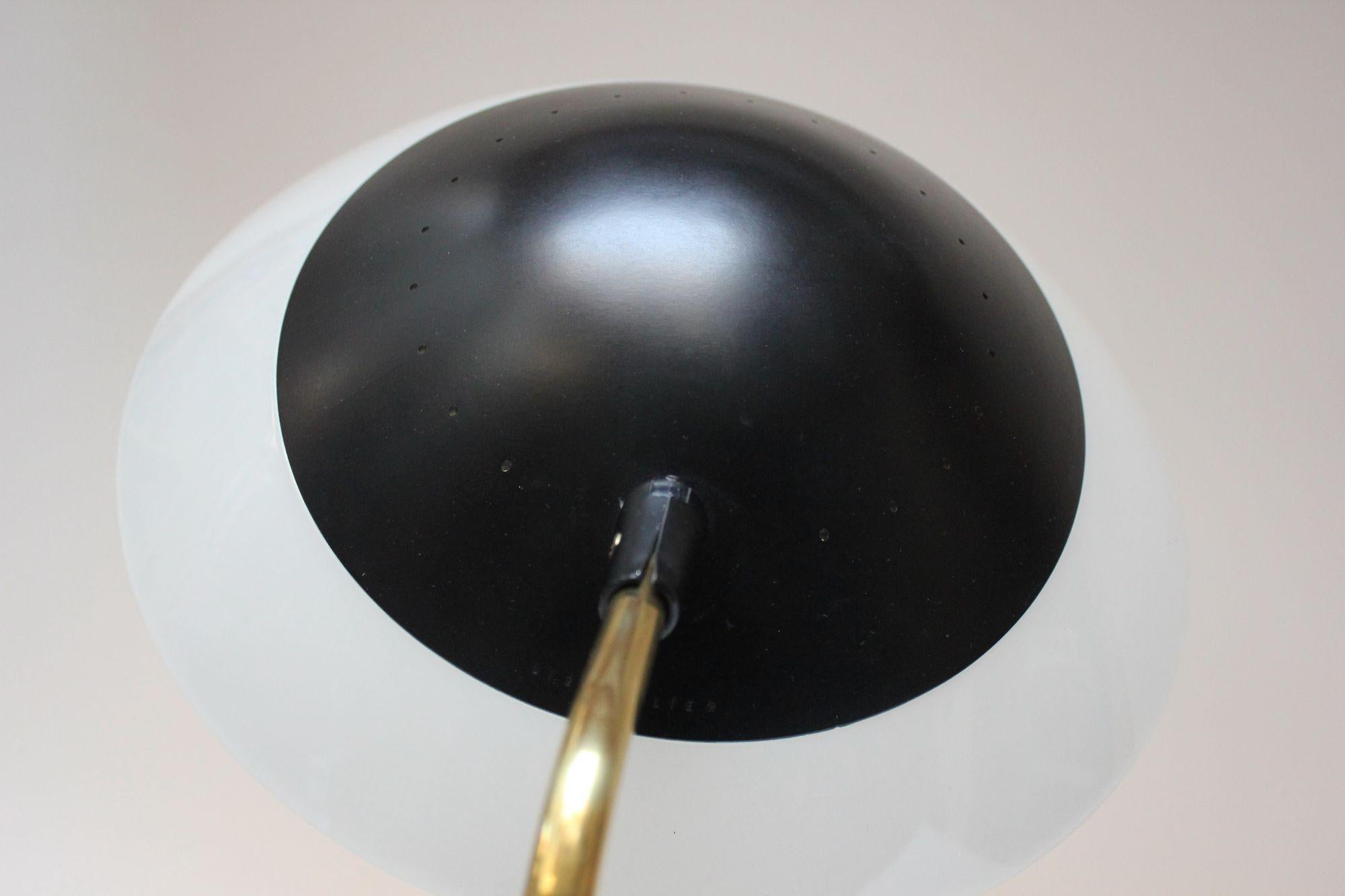 Lampe de bureau vintage en métal émaillé et laiton de Gerald Thurston pour Lightolier en vente 1