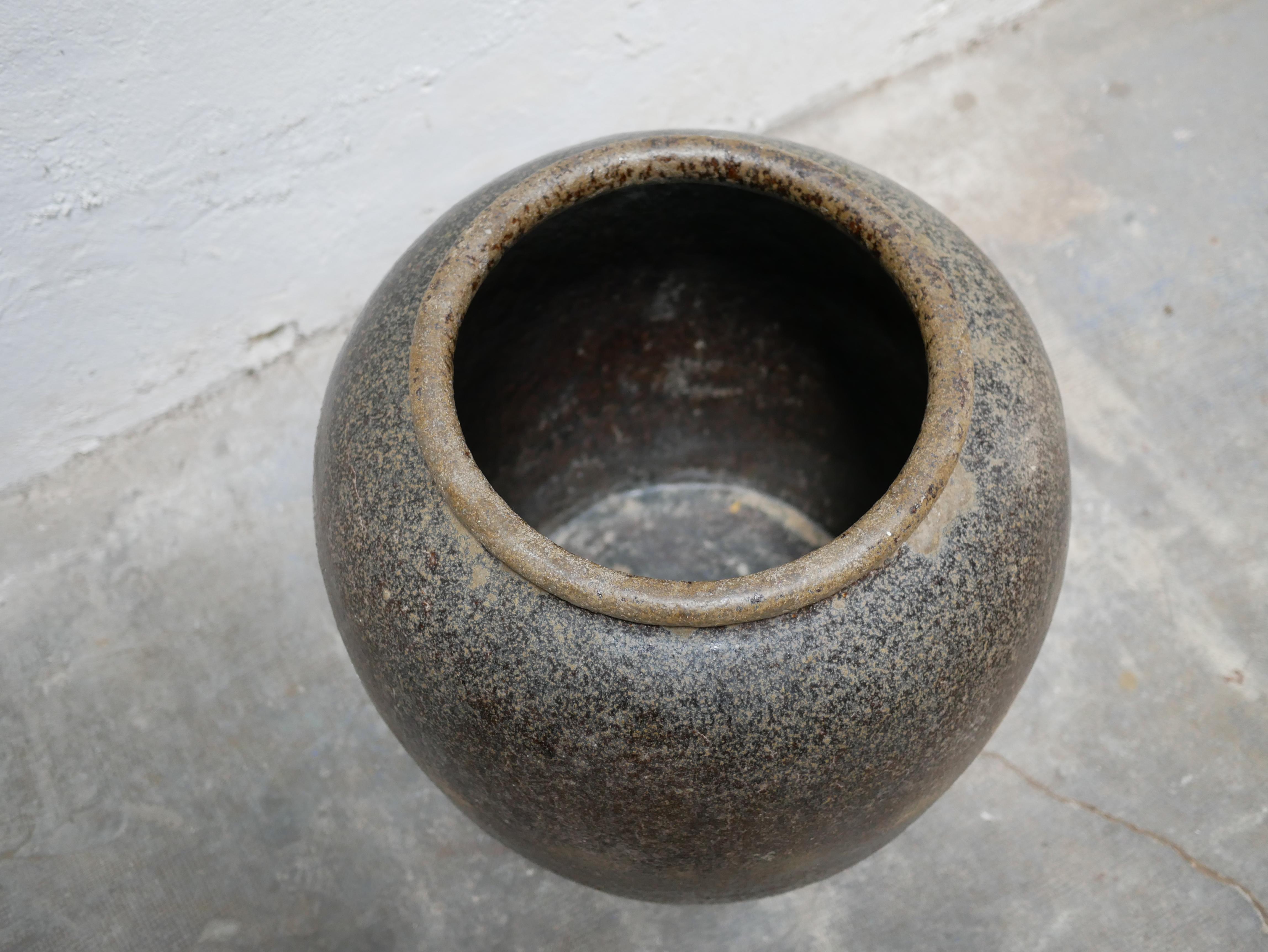 Grande vaso in gres smaltato degli anni '60.  

Con la sua forma moderna e il suo colore minerale, questo vaso sarà perfetto in una decorazione naturale, raffinata e delicata. 
Decorata con un piccolo albero o una bella pianta, la immaginiamo sia