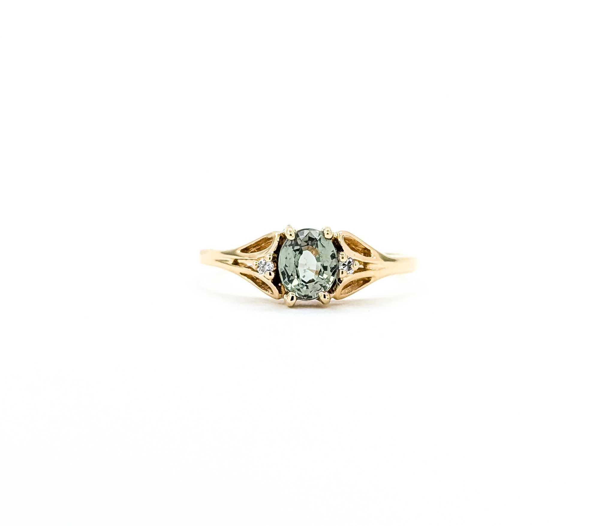 Vintage Enchanting Alexandrite and Diamond 14k Yellow Gold Ring For Sale 6