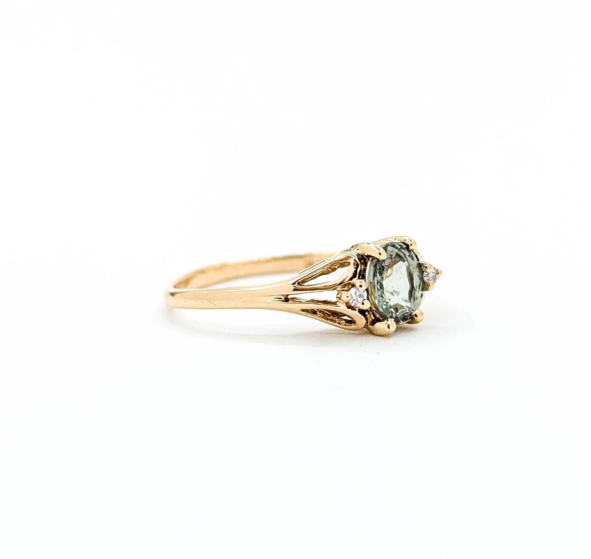 Contemporary Vintage Enchanting Alexandrite and Diamond 14k Yellow Gold Ring For Sale