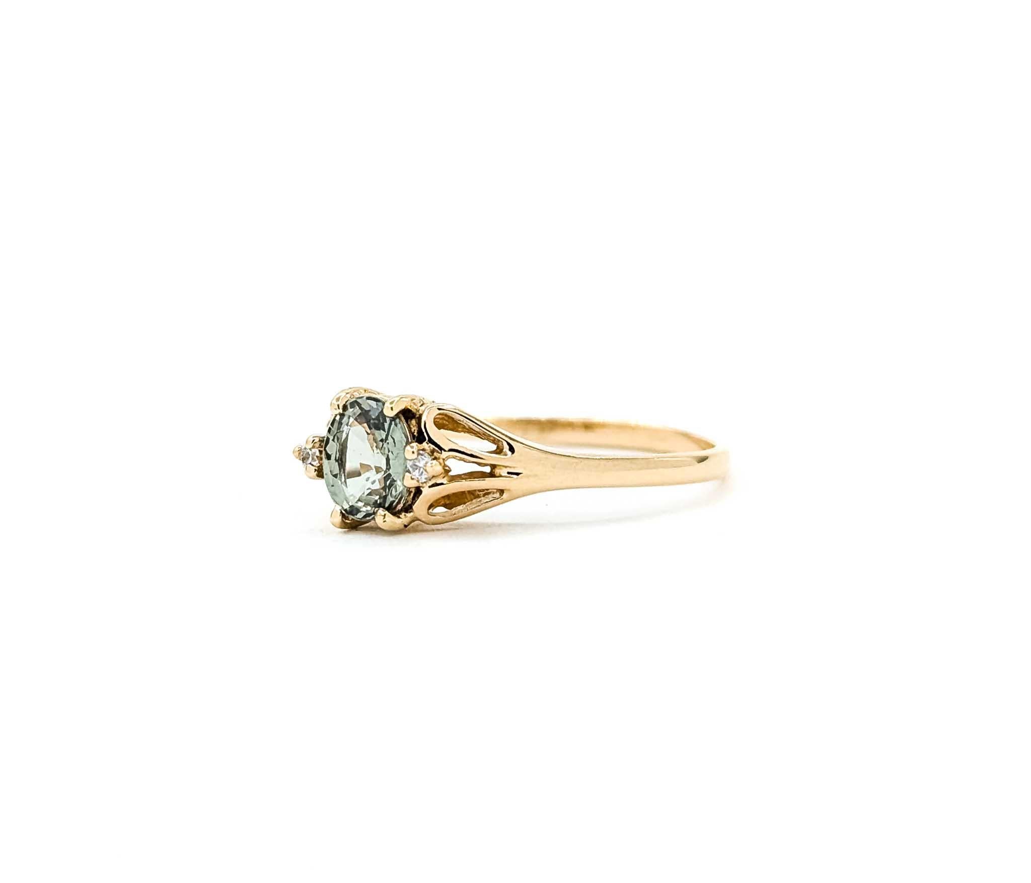 Round Cut Vintage Enchanting Alexandrite and Diamond 14k Yellow Gold Ring For Sale